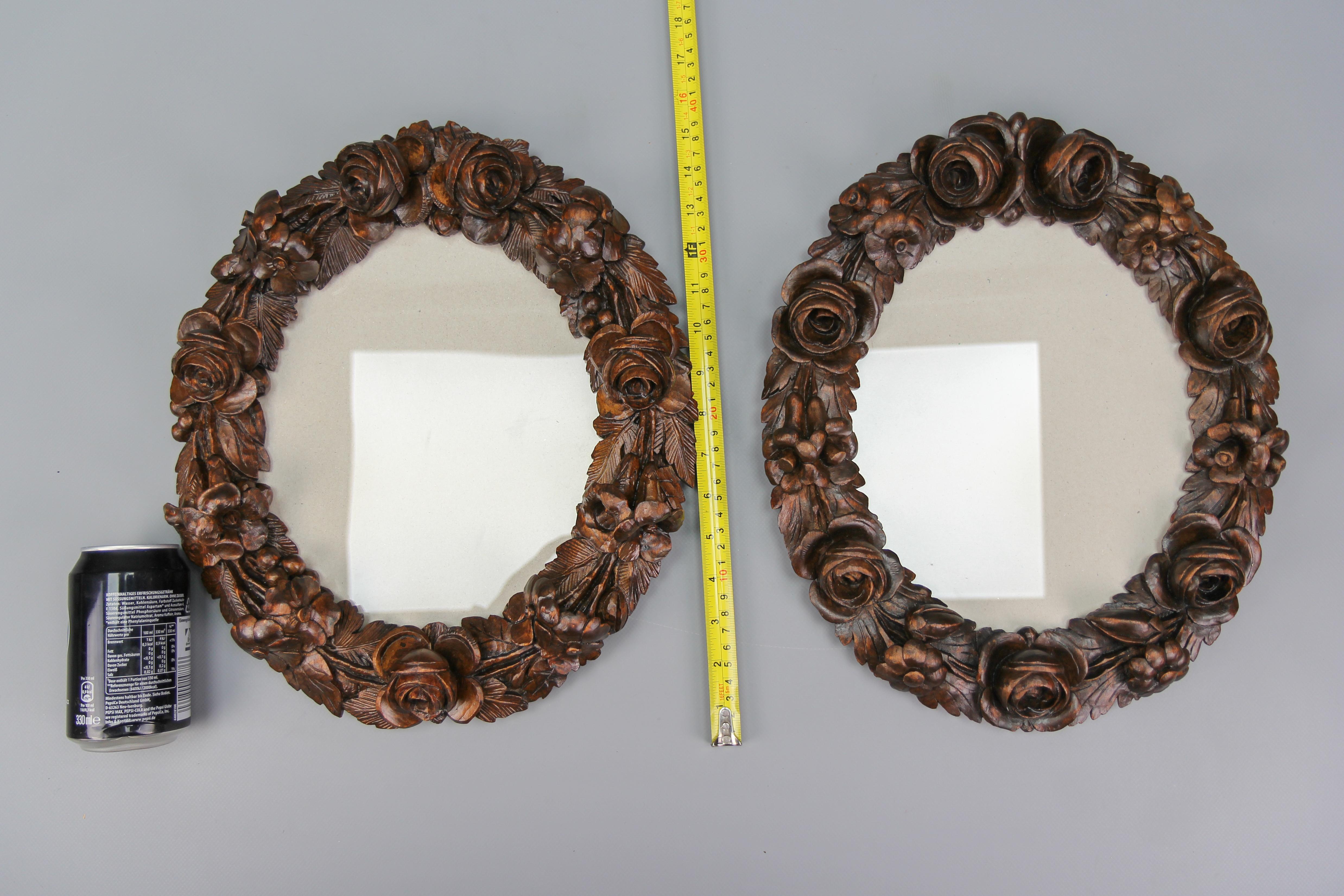 Pair of Carved Walnut Oval Dark Brown Wall Picture Frames with Flowers, ca. 1920 For Sale 8