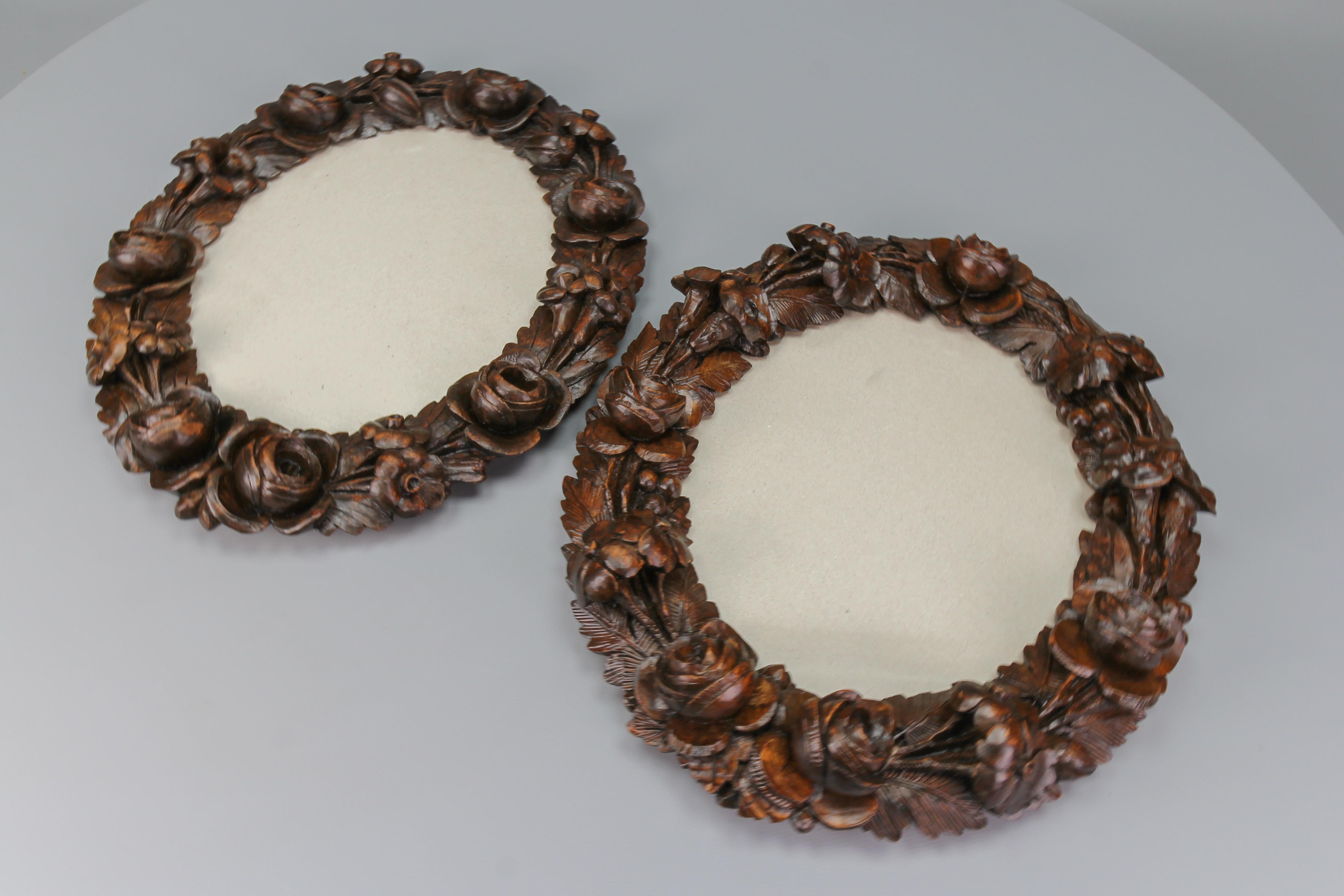 Pair of Carved Walnut Oval Dark Brown Wall Picture Frames with Flowers, ca. 1920 For Sale 12