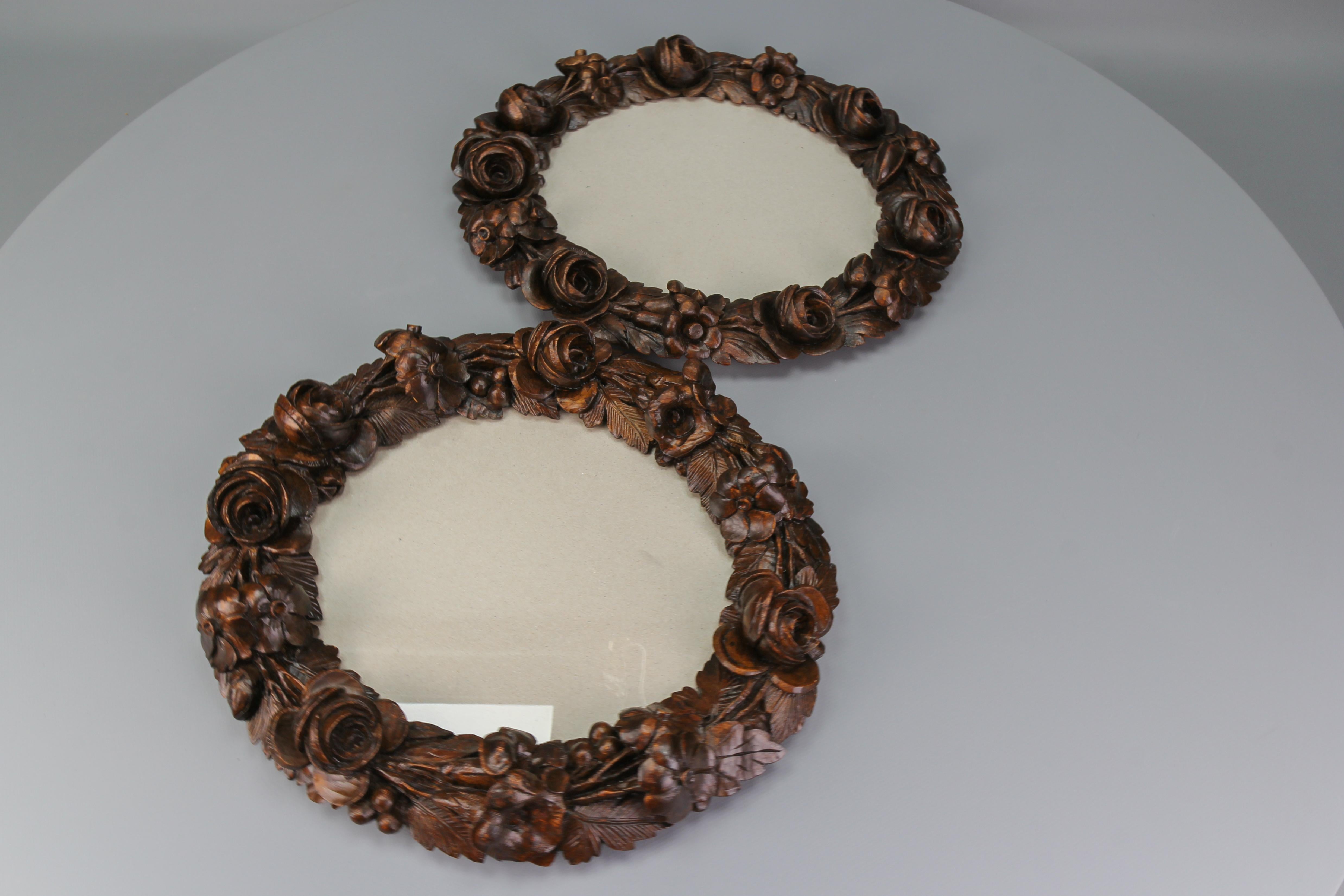 Black Forest Pair of Carved Walnut Oval Dark Brown Wall Picture Frames with Flowers, ca. 1920 For Sale