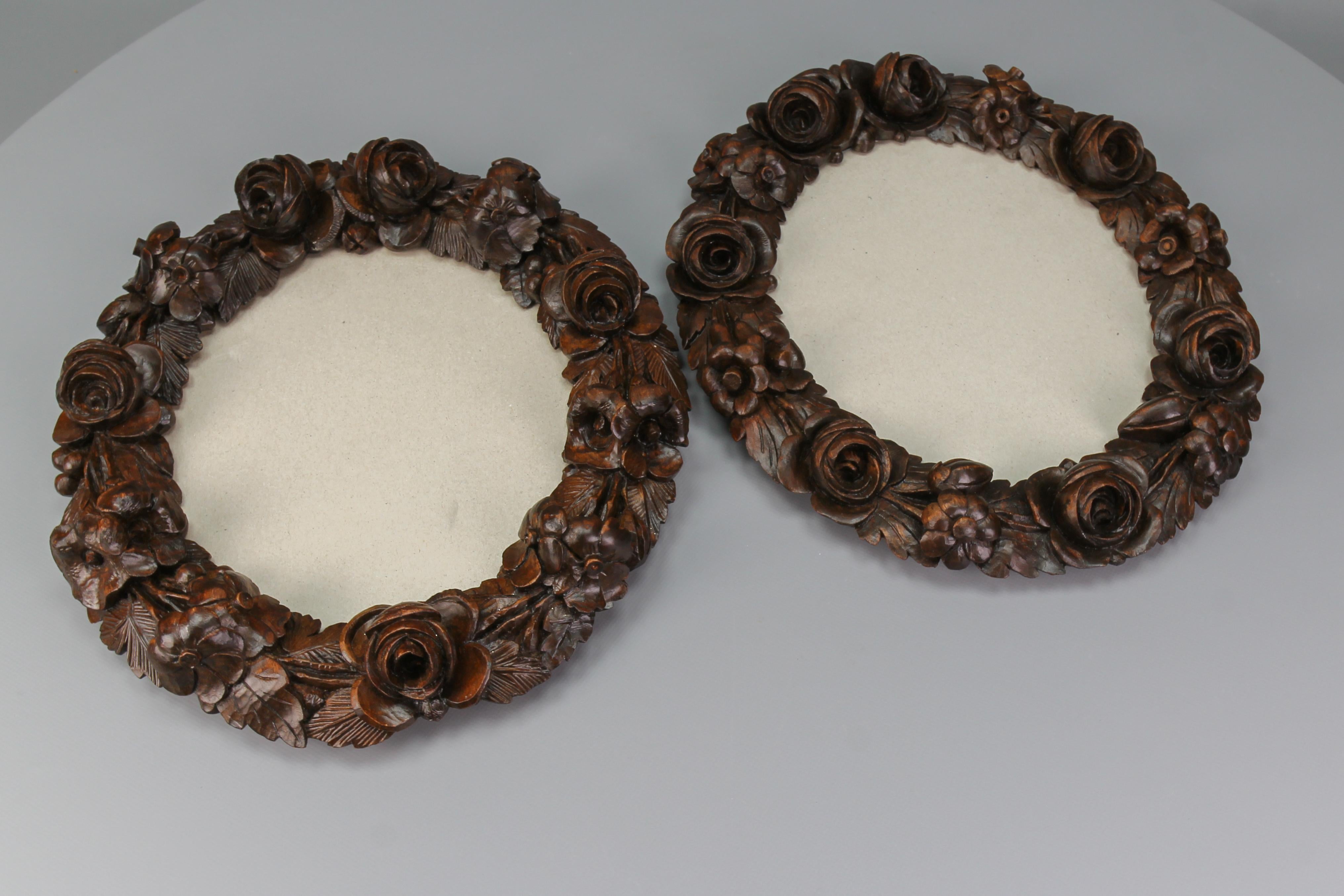 Austrian Pair of Carved Walnut Oval Dark Brown Wall Picture Frames with Flowers, ca. 1920 For Sale