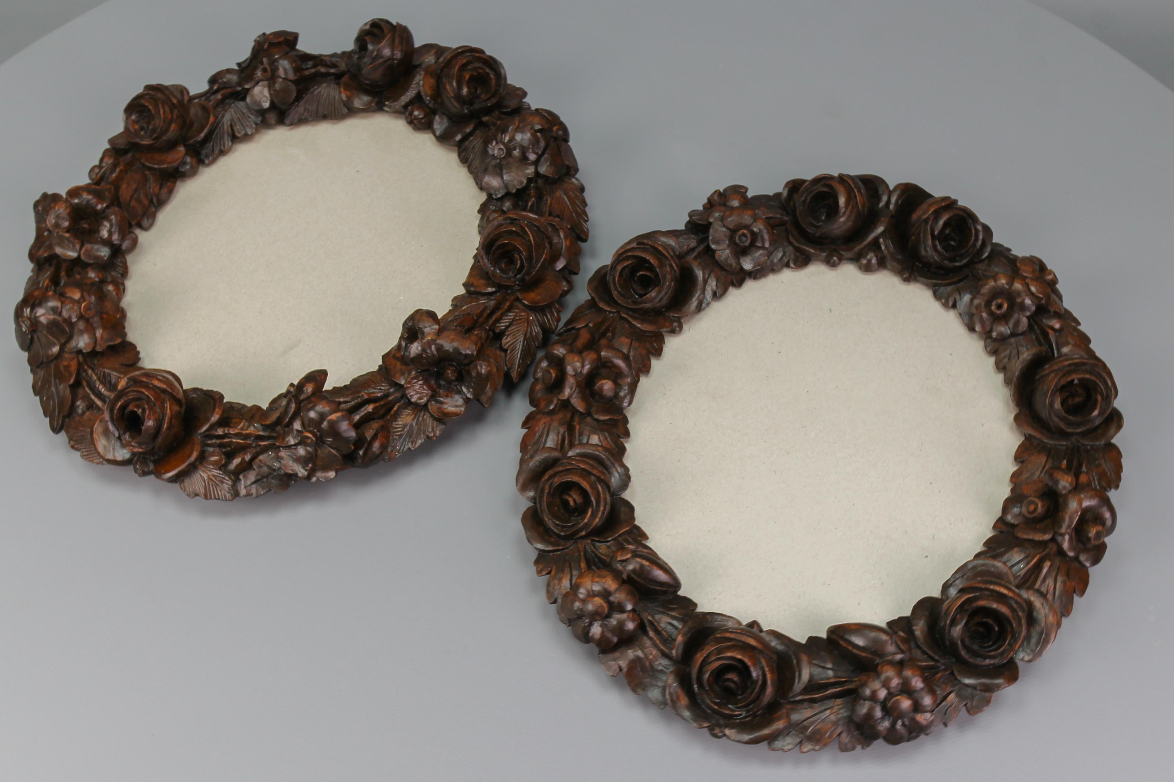 Pair of Carved Walnut Oval Dark Brown Wall Picture Frames with Flowers, ca. 1920 In Good Condition For Sale In Barntrup, DE