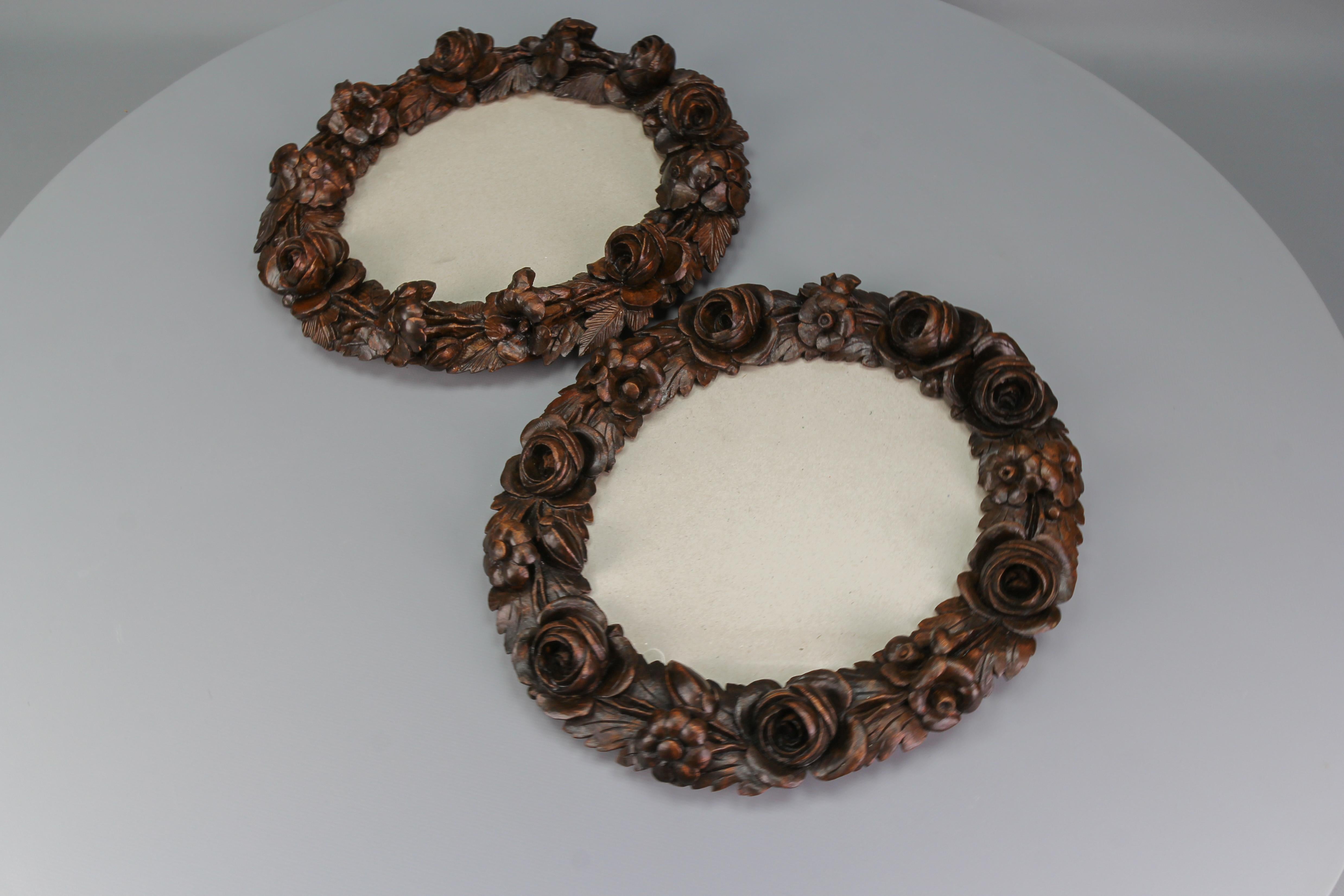 Early 20th Century Pair of Carved Walnut Oval Dark Brown Wall Picture Frames with Flowers, ca. 1920 For Sale