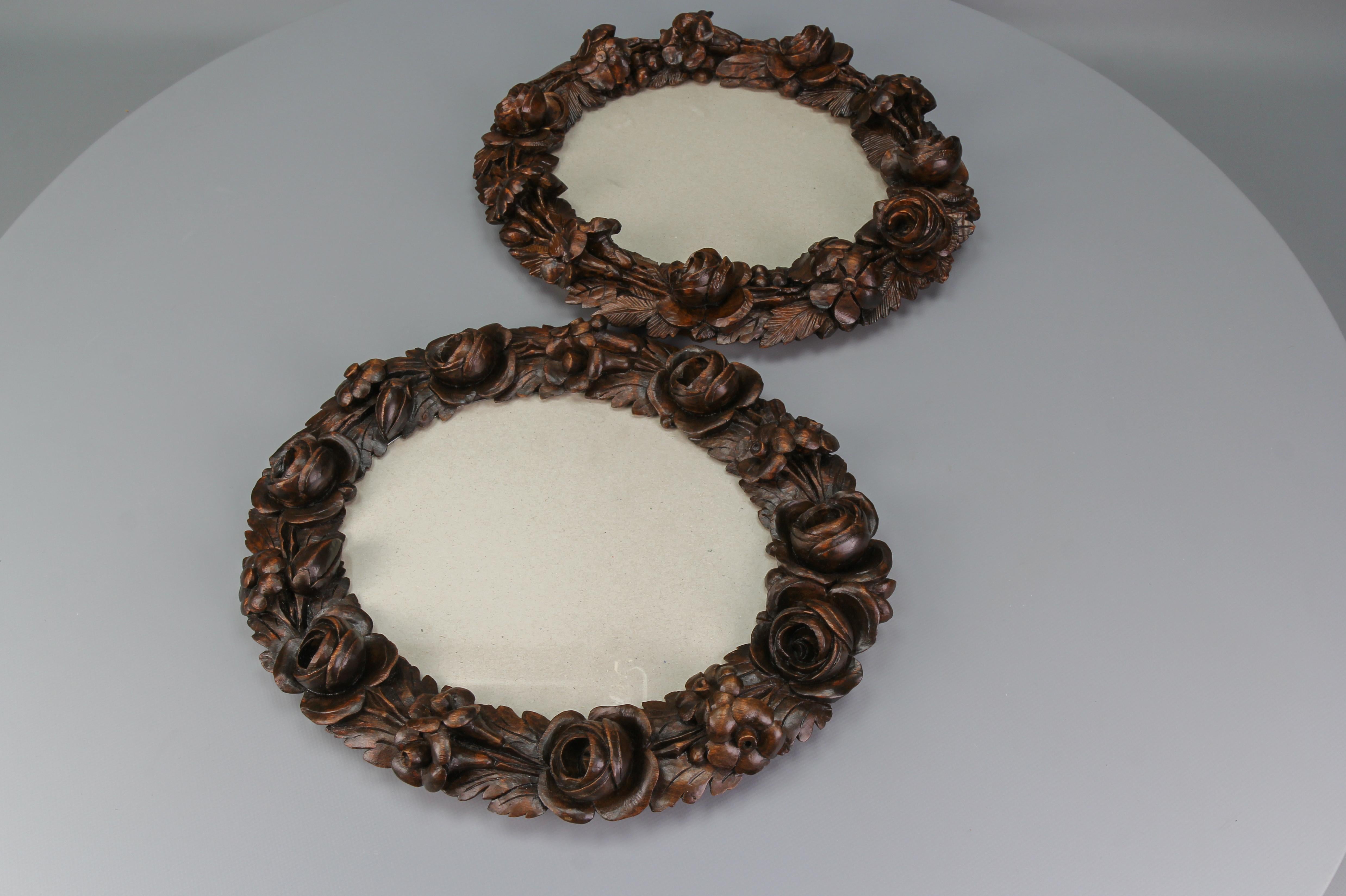 Glass Pair of Carved Walnut Oval Dark Brown Wall Picture Frames with Flowers, ca. 1920 For Sale