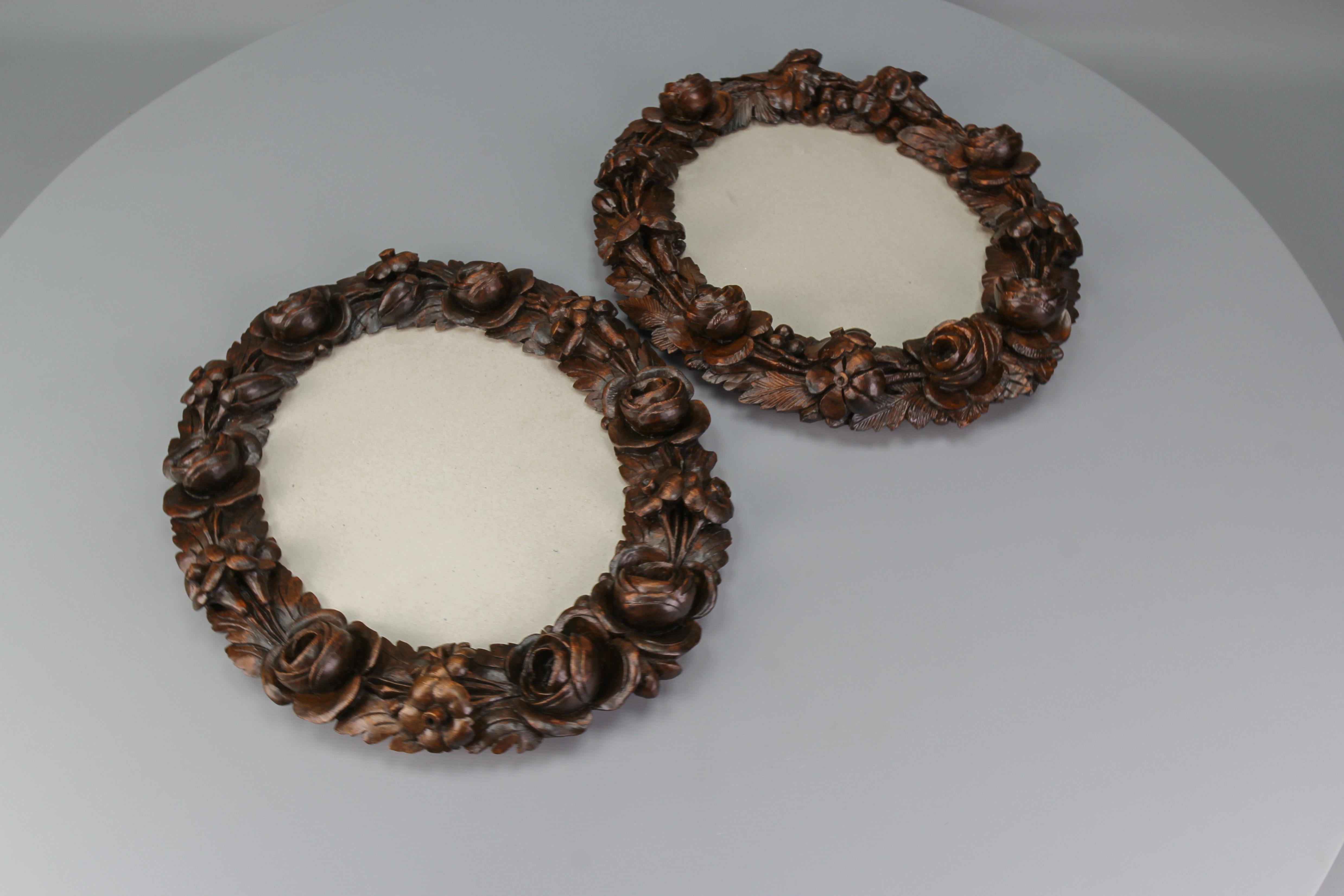 Pair of Carved Walnut Oval Dark Brown Wall Picture Frames with Flowers, ca. 1920 For Sale 1