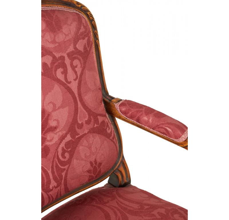 Coppia di poltrone imbottite in legno di noce intagliato e damasco rosa e rosso in vendita 2