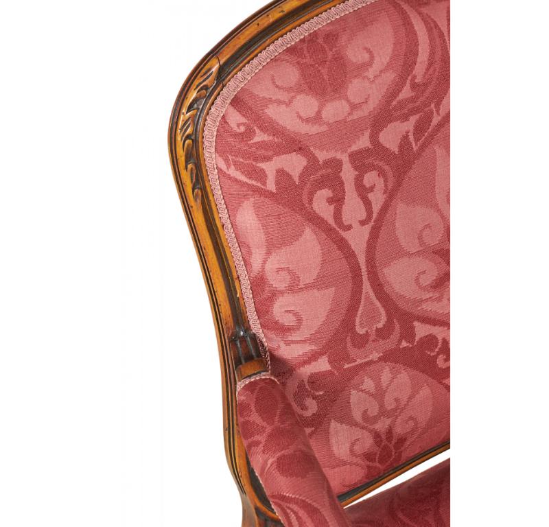 Coppia di poltrone imbottite in legno di noce intagliato e damasco rosa e rosso in vendita 3