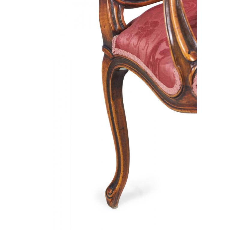 Coppia di poltrone imbottite in legno di noce intagliato e damasco rosa e rosso in vendita 4