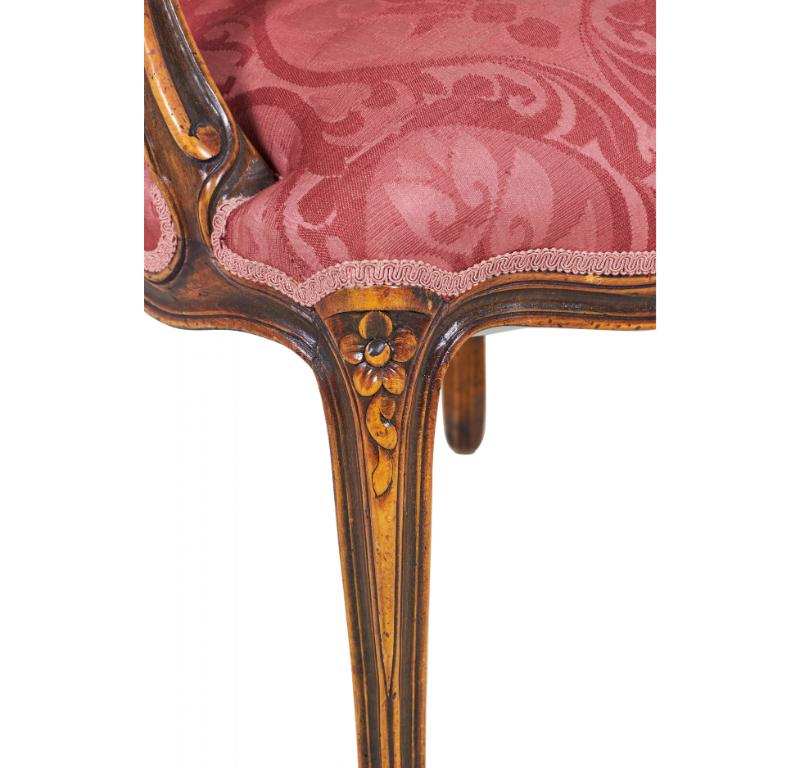 Coppia di poltrone imbottite in legno di noce intagliato e damasco rosa e rosso in vendita 5