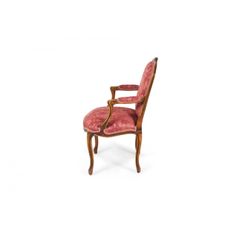 Luigi XV Coppia di poltrone imbottite in legno di noce intagliato e damasco rosa e rosso in vendita