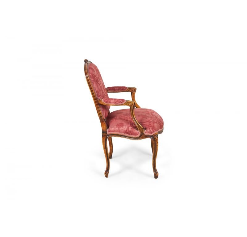 XX secolo Coppia di poltrone imbottite in legno di noce intagliato e damasco rosa e rosso in vendita