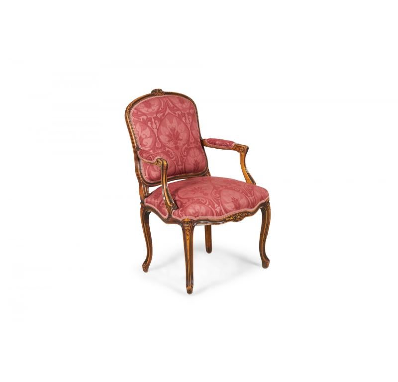 Legno Coppia di poltrone imbottite in legno di noce intagliato e damasco rosa e rosso in vendita