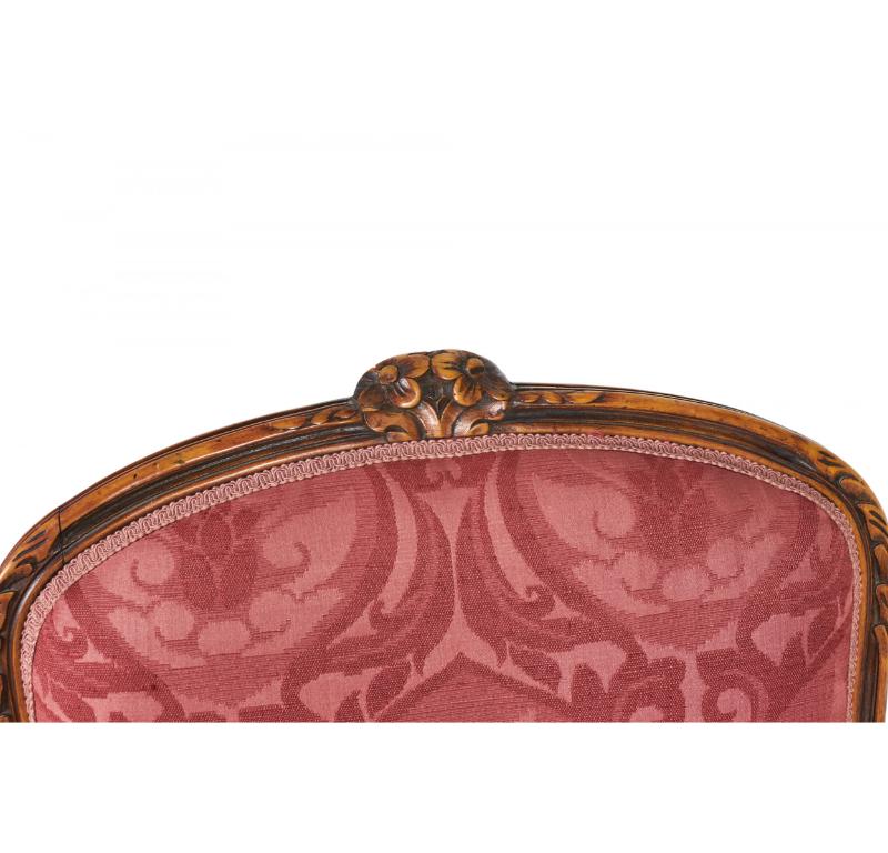 Coppia di poltrone imbottite in legno di noce intagliato e damasco rosa e rosso in vendita 1