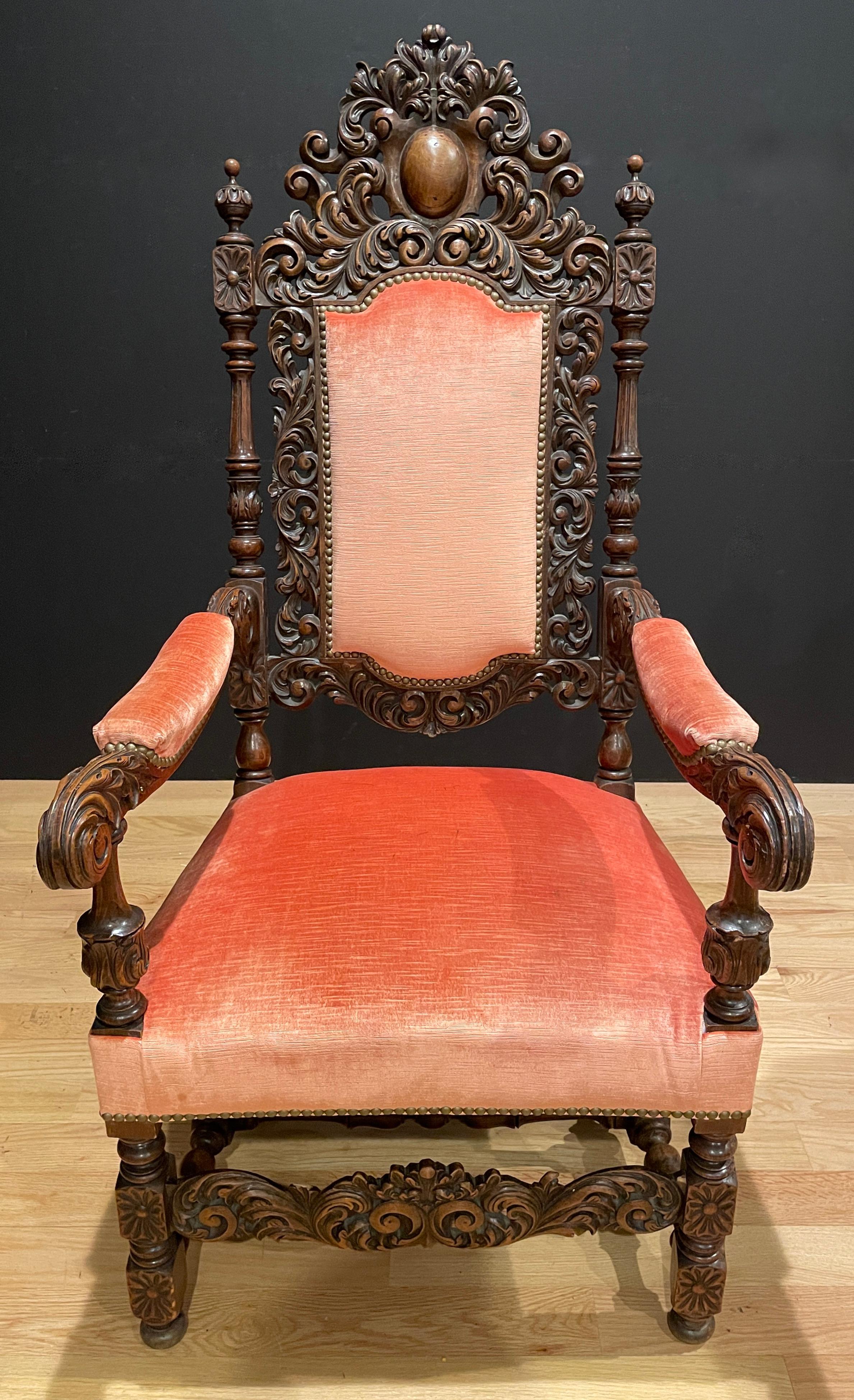 Rococo Antiquité - Paire de chaises à trône rococo en noyer sculpté en vente