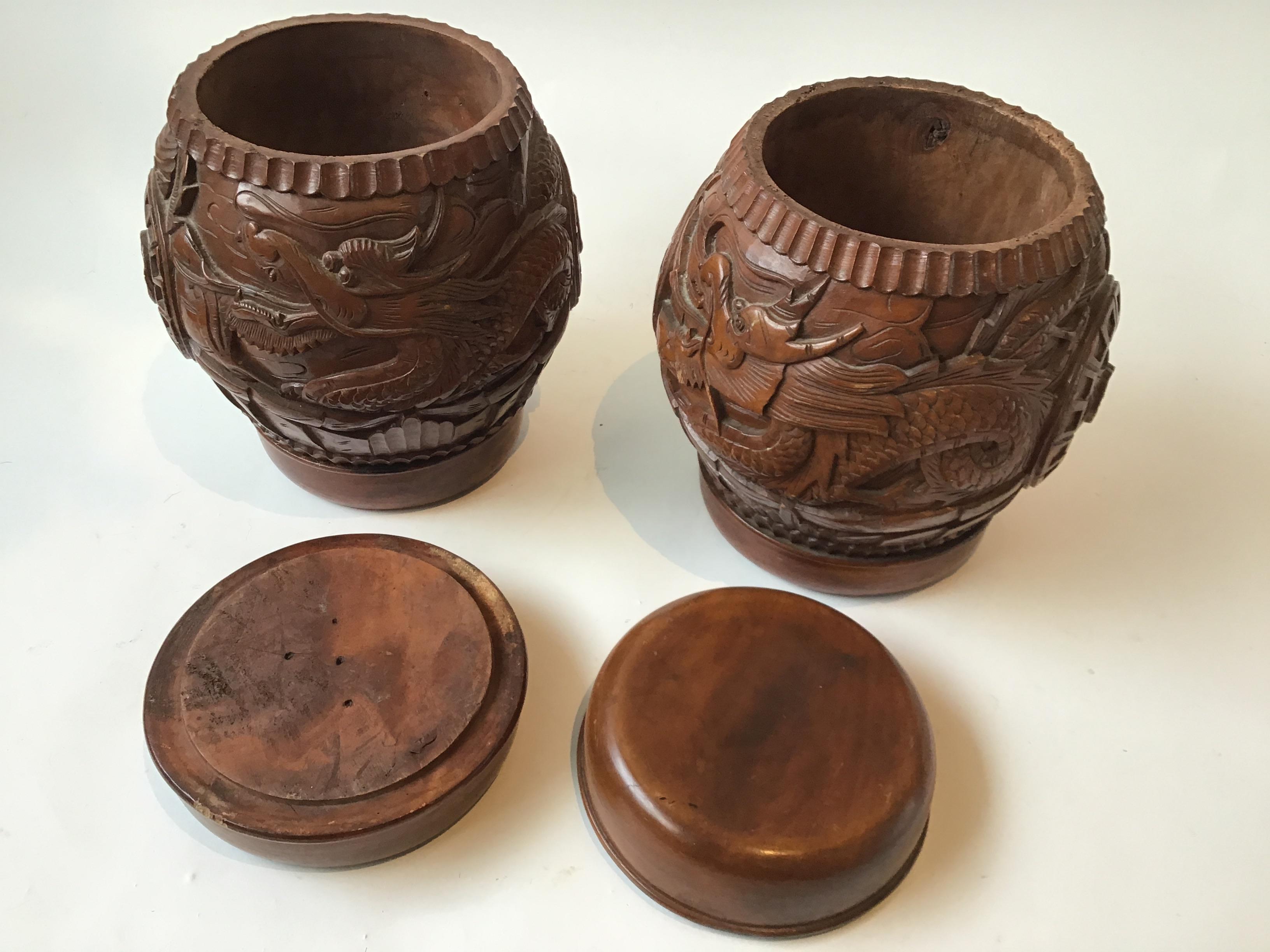 Paire de pots à couvercle en bois sculpté recouverts de dragons asiatiques Bon état - En vente à Tarrytown, NY