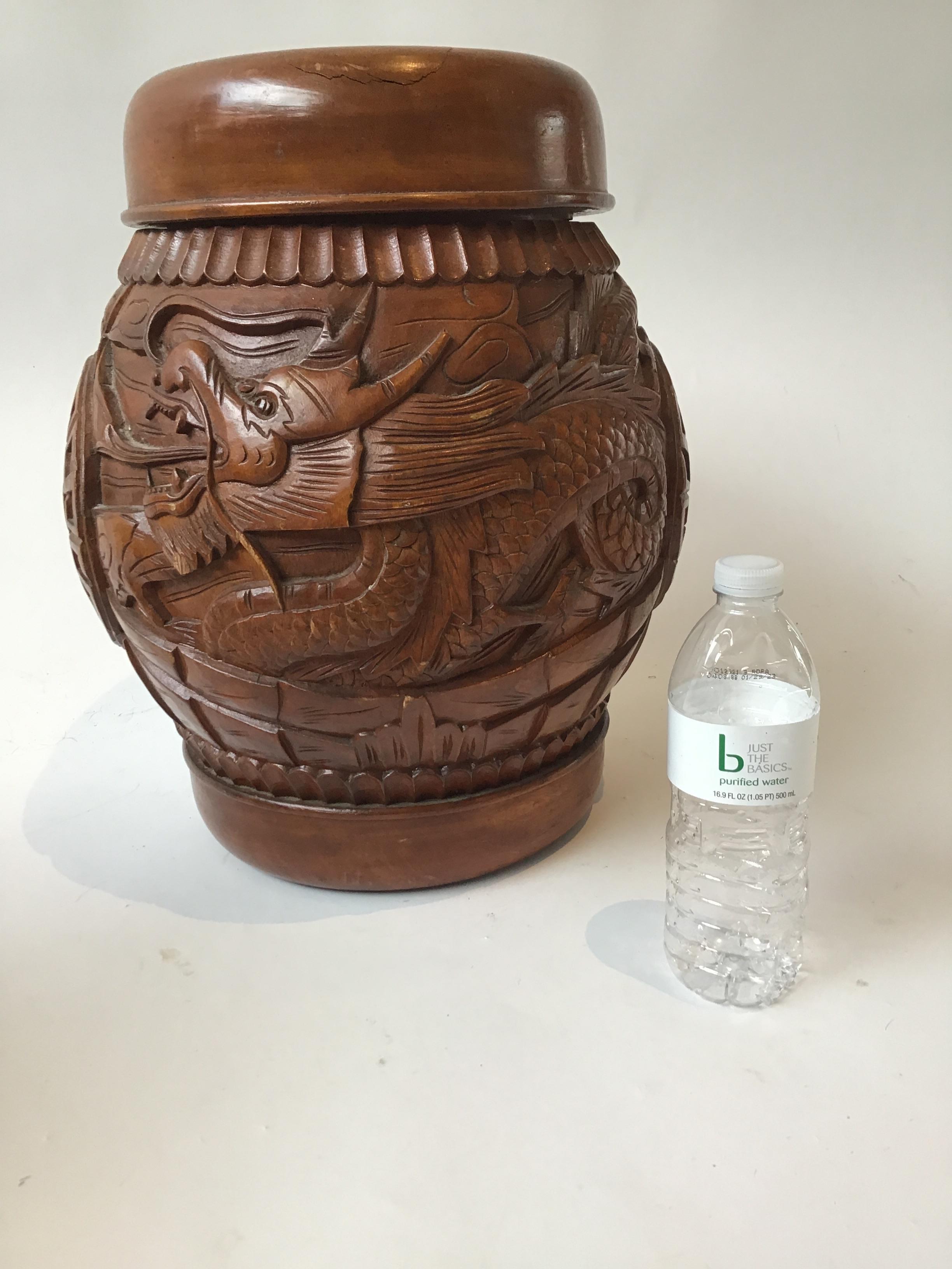 Bois Paire de pots à couvercle en bois sculpté recouverts de dragons asiatiques en vente