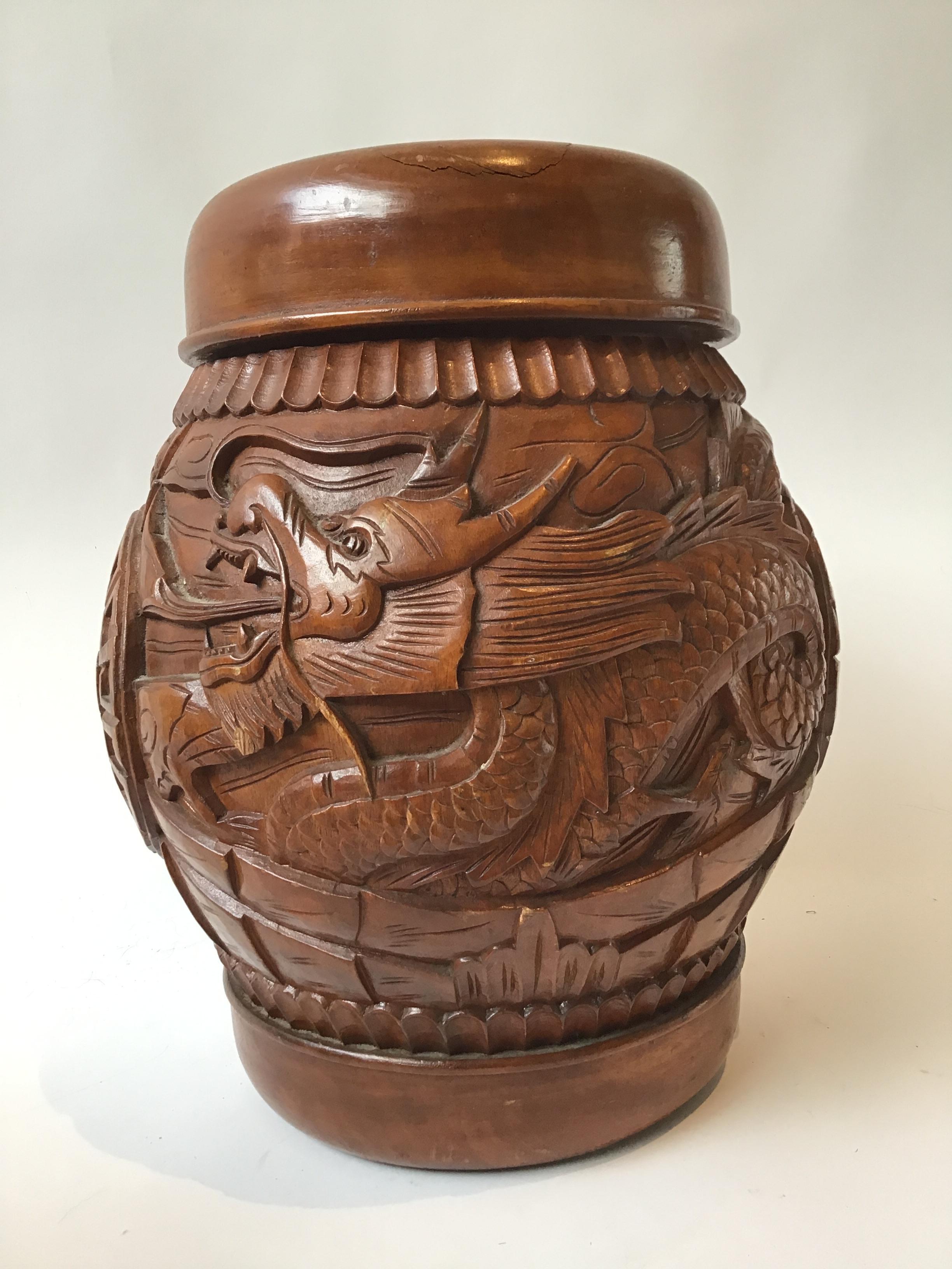 Paire de pots à couvercle en bois sculpté recouverts de dragons asiatiques en vente 1