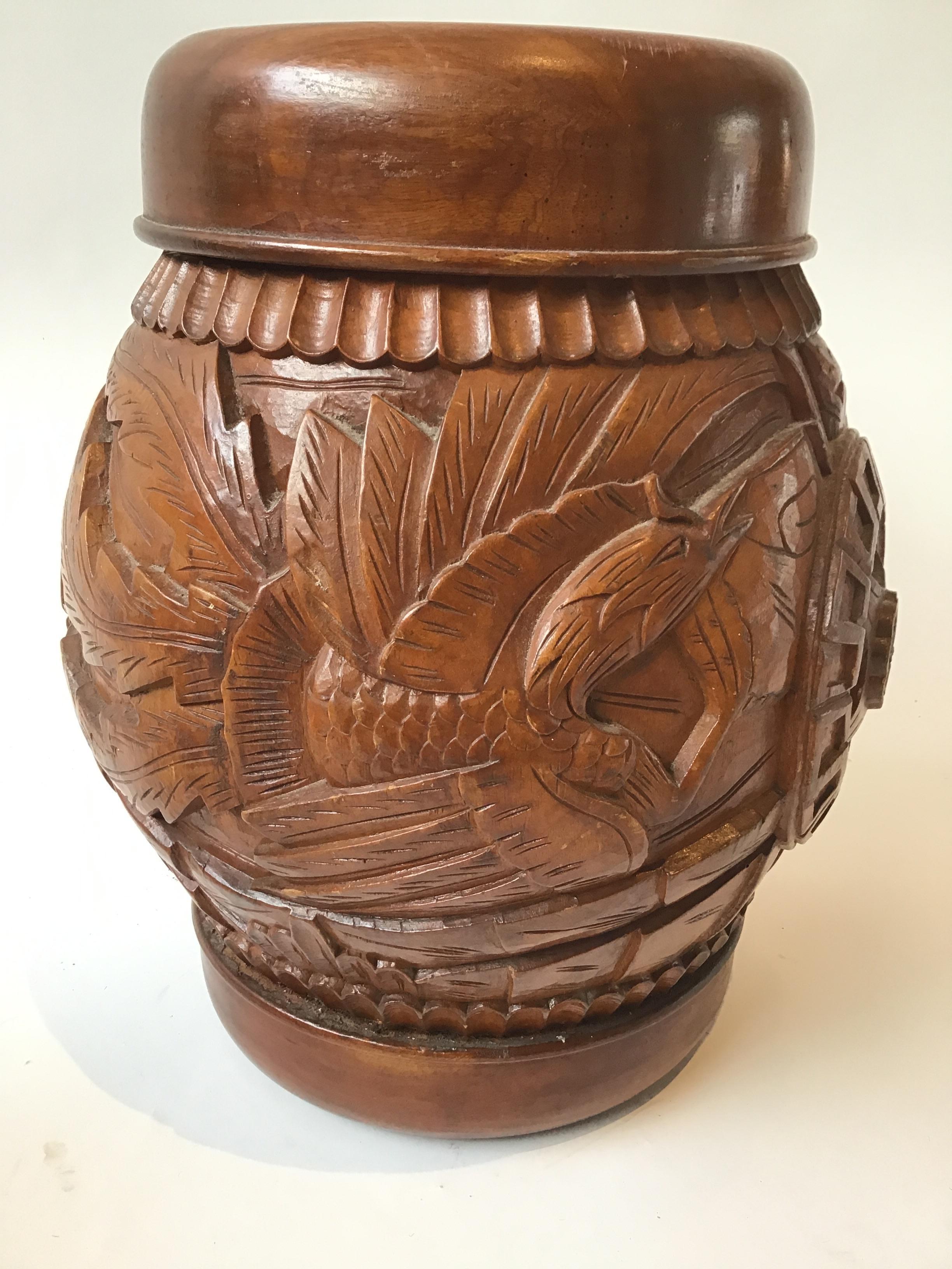 Paire de pots à couvercle en bois sculpté recouverts de dragons asiatiques en vente 3