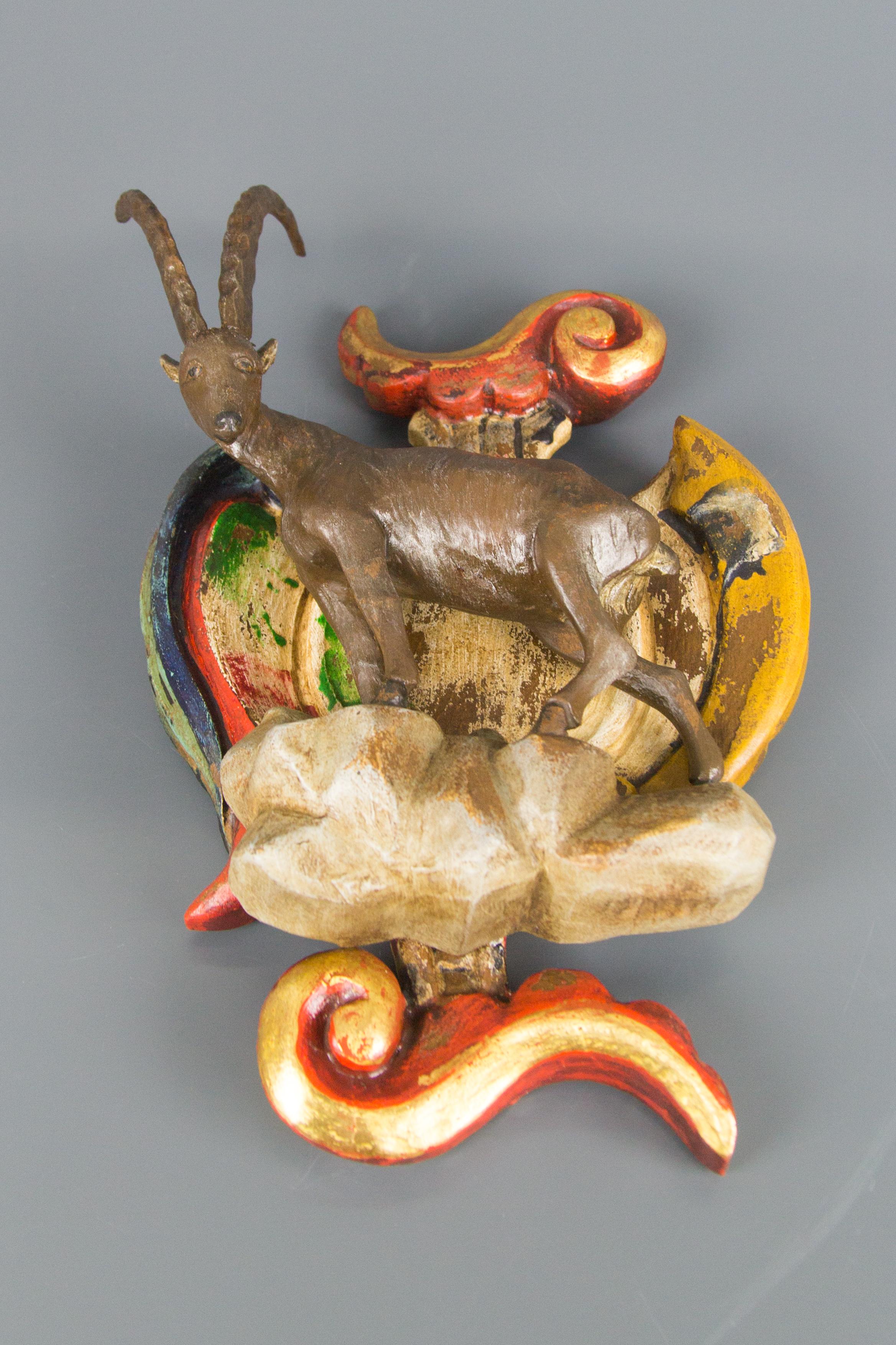 Paar geschnitzte Wandleuchter aus Holz im Barockstil mit Hirsch- und Ibexfiguren im Zustand „Gut“ im Angebot in Barntrup, DE