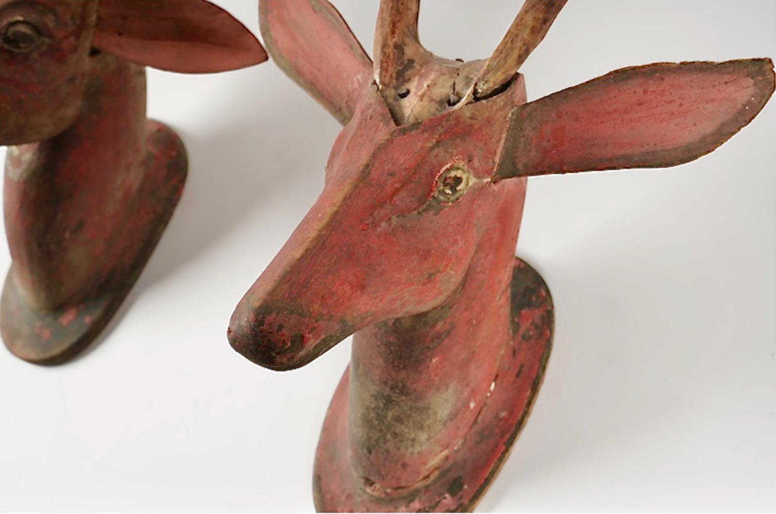 Allemand Paire de bois sculptés de cerfs avec bois de chevreuil en vente