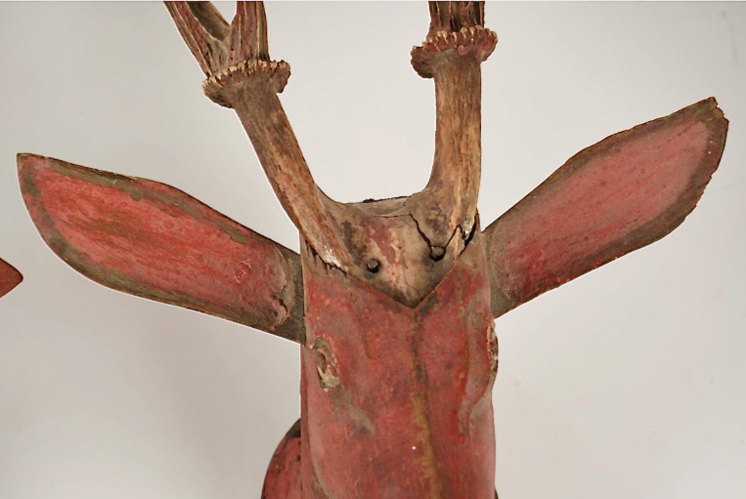 Sculpté à la main Paire de bois sculptés de cerfs avec bois de chevreuil en vente