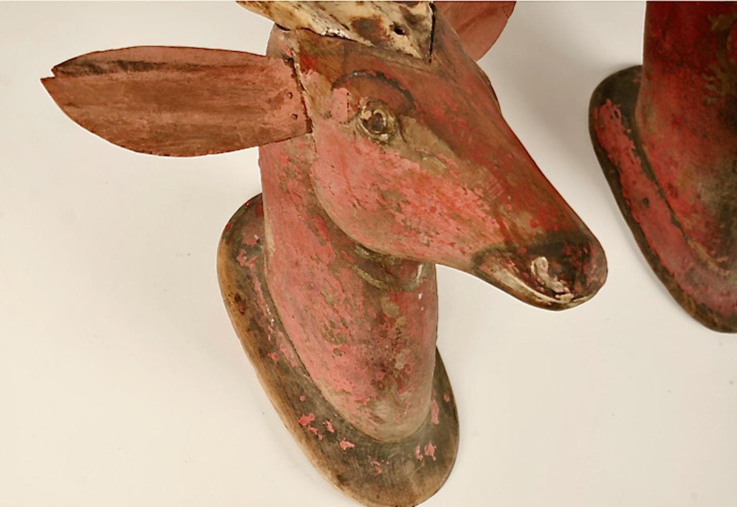 Paire de bois sculptés de cerfs avec bois de chevreuil Bon état - En vente à Pasadena, CA