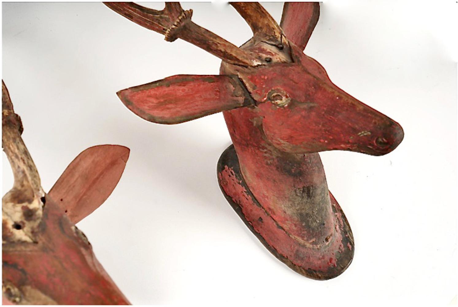 XIXe siècle Paire de bois sculptés de cerfs avec bois de chevreuil en vente
