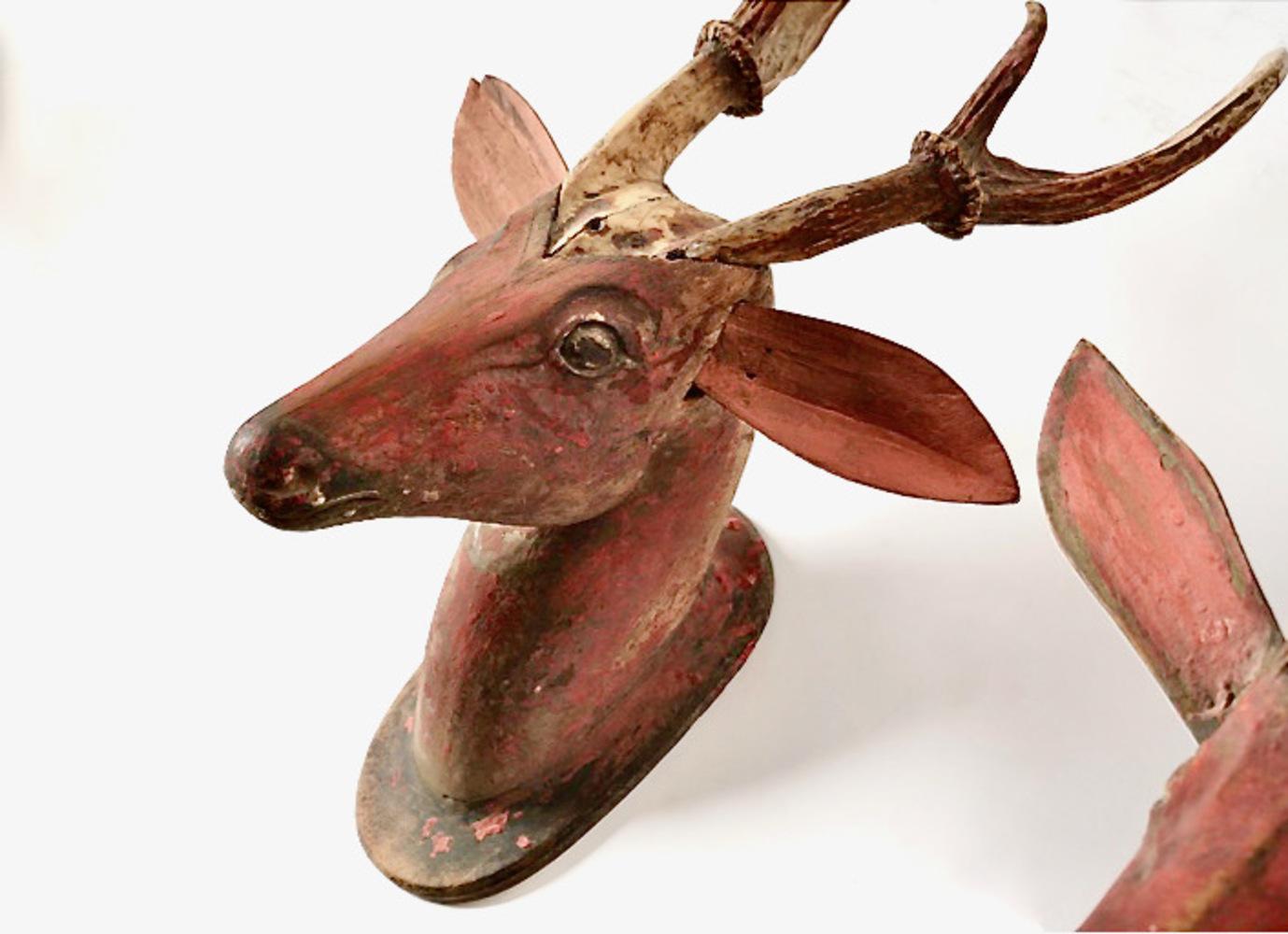 Bois cerf Paire de bois sculptés de cerfs avec bois de chevreuil en vente