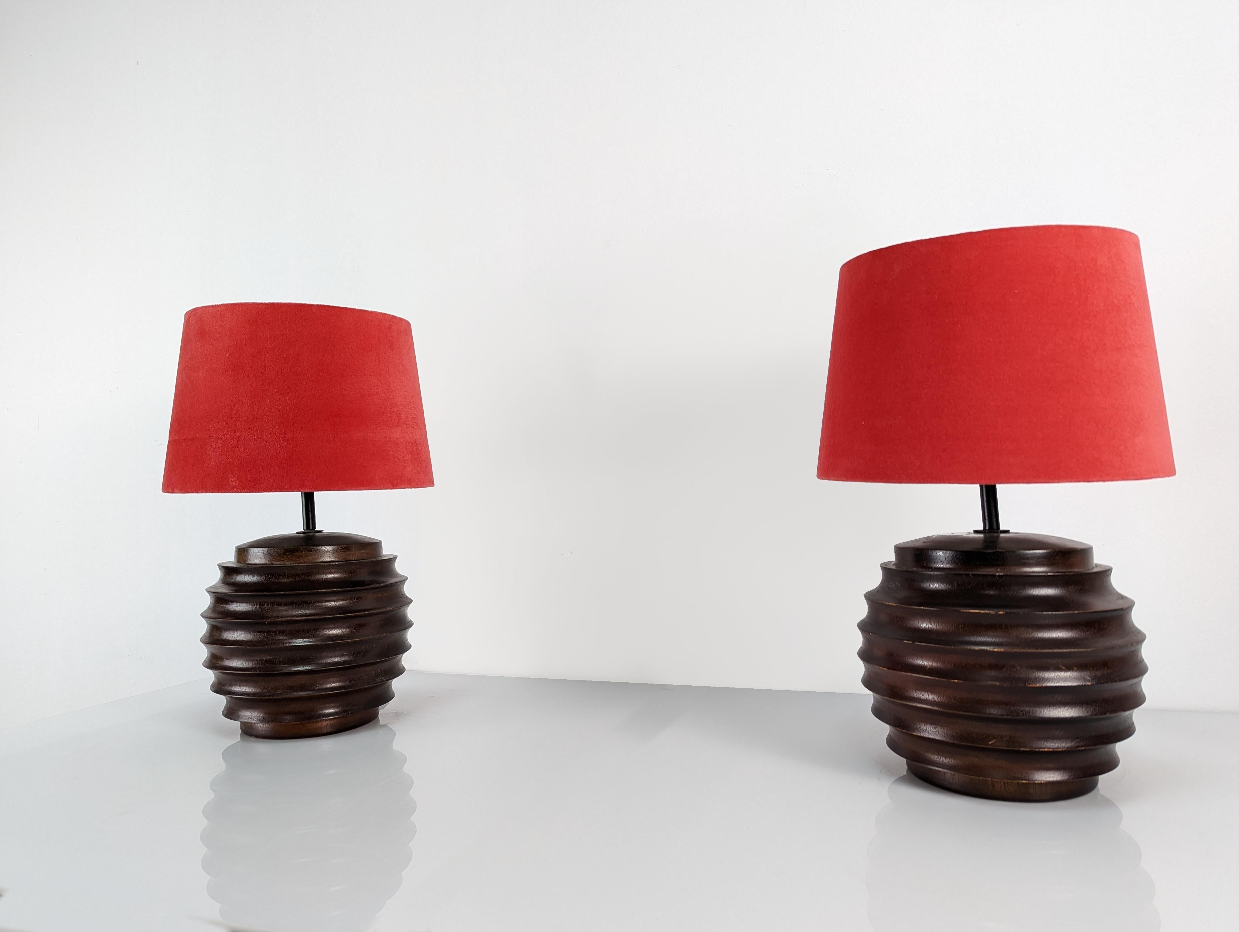 Fantastic pair of design lamps in grooved wood.

Dimensions: 47 cm x 23 cm (including screen)