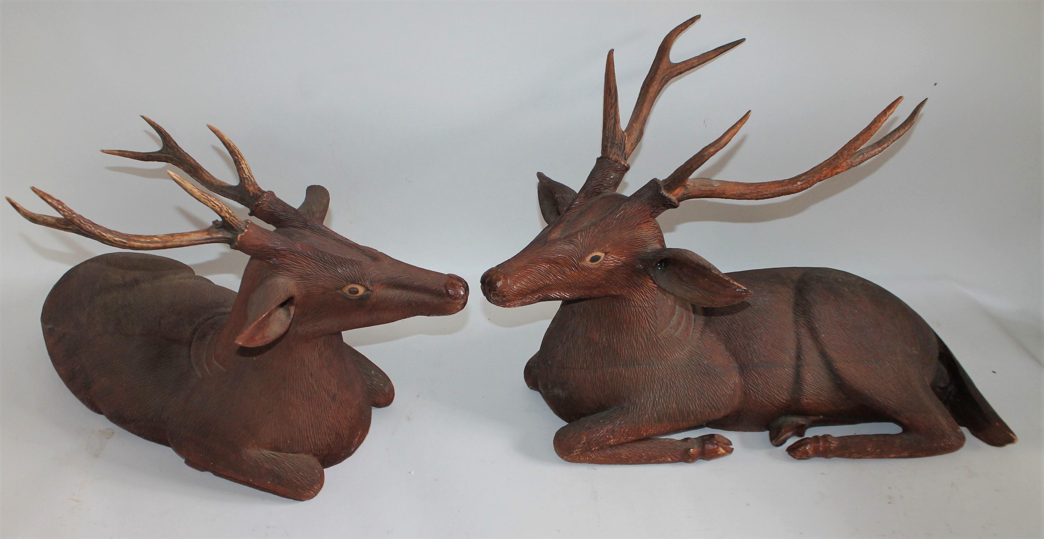 Paar geschnitzte Holz-Volkskunst-Hirsche (Adirondack) im Angebot