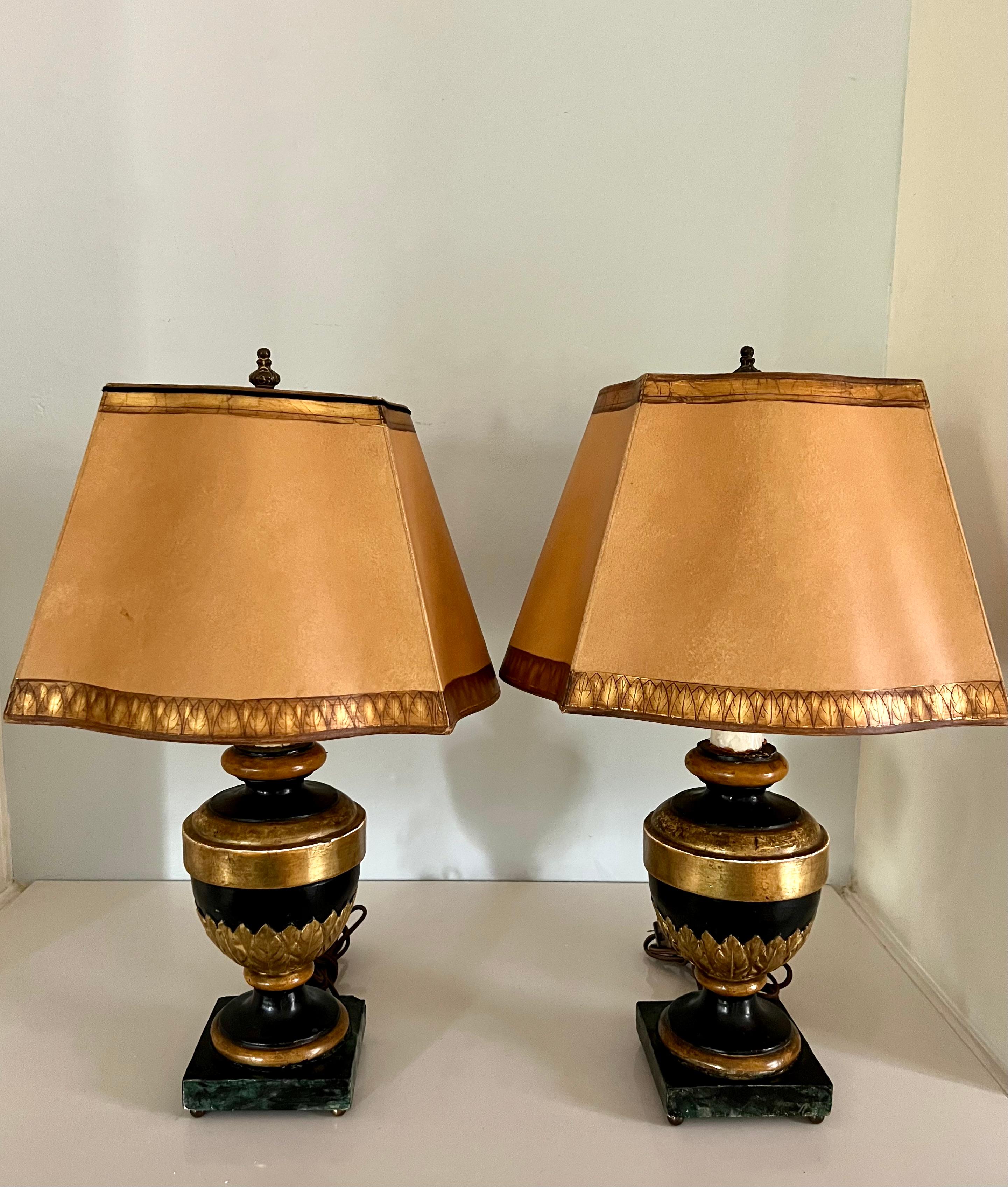 Pareja de Lámparas de Madera Tallada Dorada y Base de Faux Mármol con Pantallas Doradas a Juego siglo XX en venta