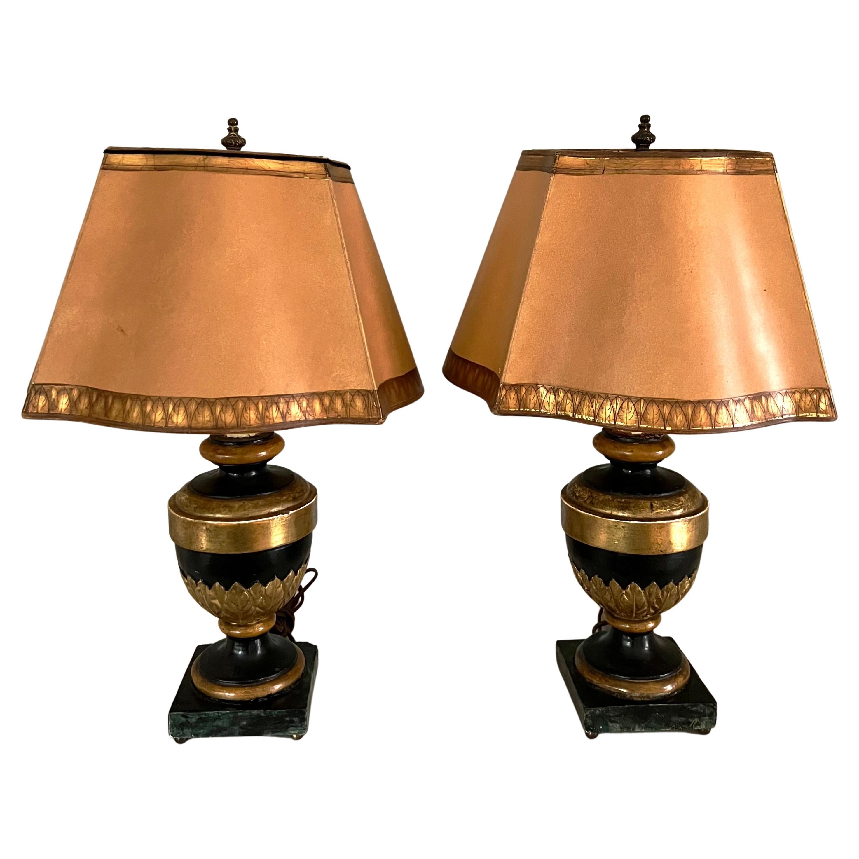 Paire de lampes en bois sculpté doré et faux marbre avec abat-jours dorés assortis