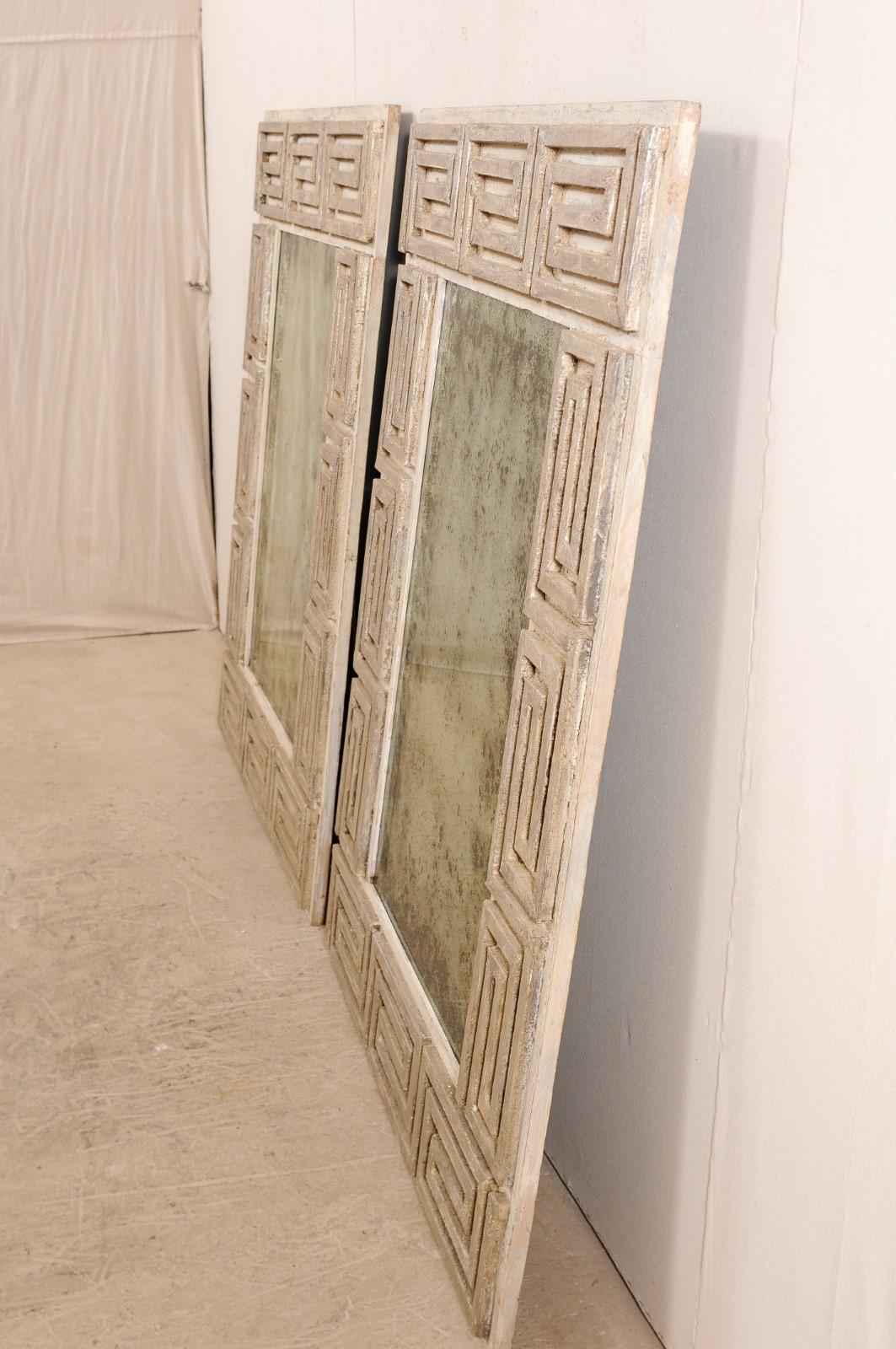 Paire de miroirs anciens en bois sculpté à motif de clé grecque, datant du 20ème siècle en vente 4