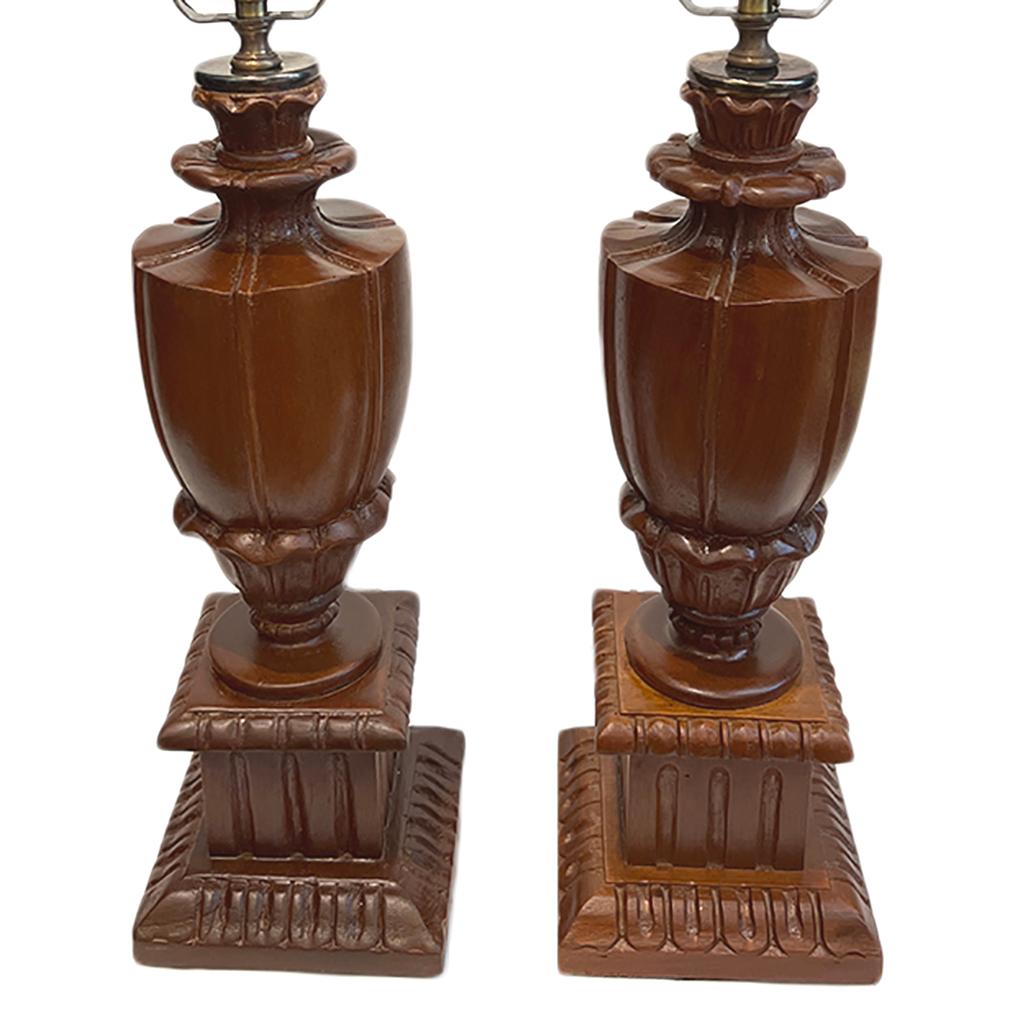 Coppia di lampade italiane in legno intagliato degli anni '20 circa.

Misure:
Altezza della scocca: 17