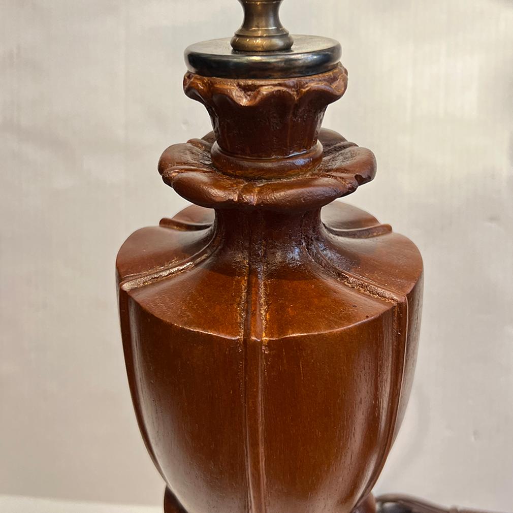 Italiano Coppia di lampade in Wood intagliato in vendita
