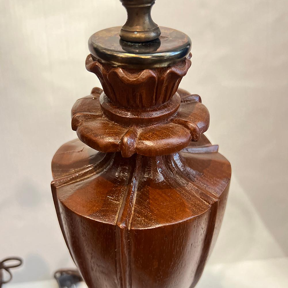 Coppia di lampade in Wood intagliato In condizioni buone in vendita a New York, NY