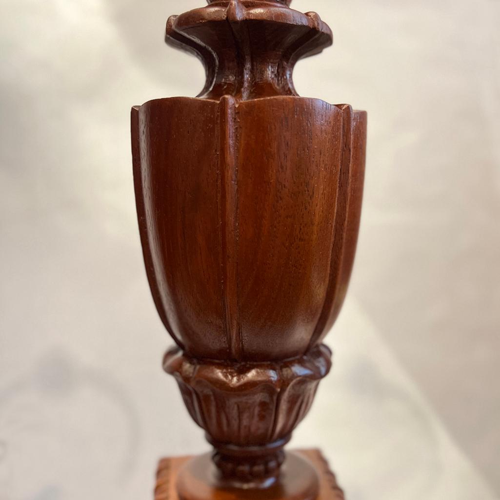 Inizio XX secolo Coppia di lampade in Wood intagliato in vendita