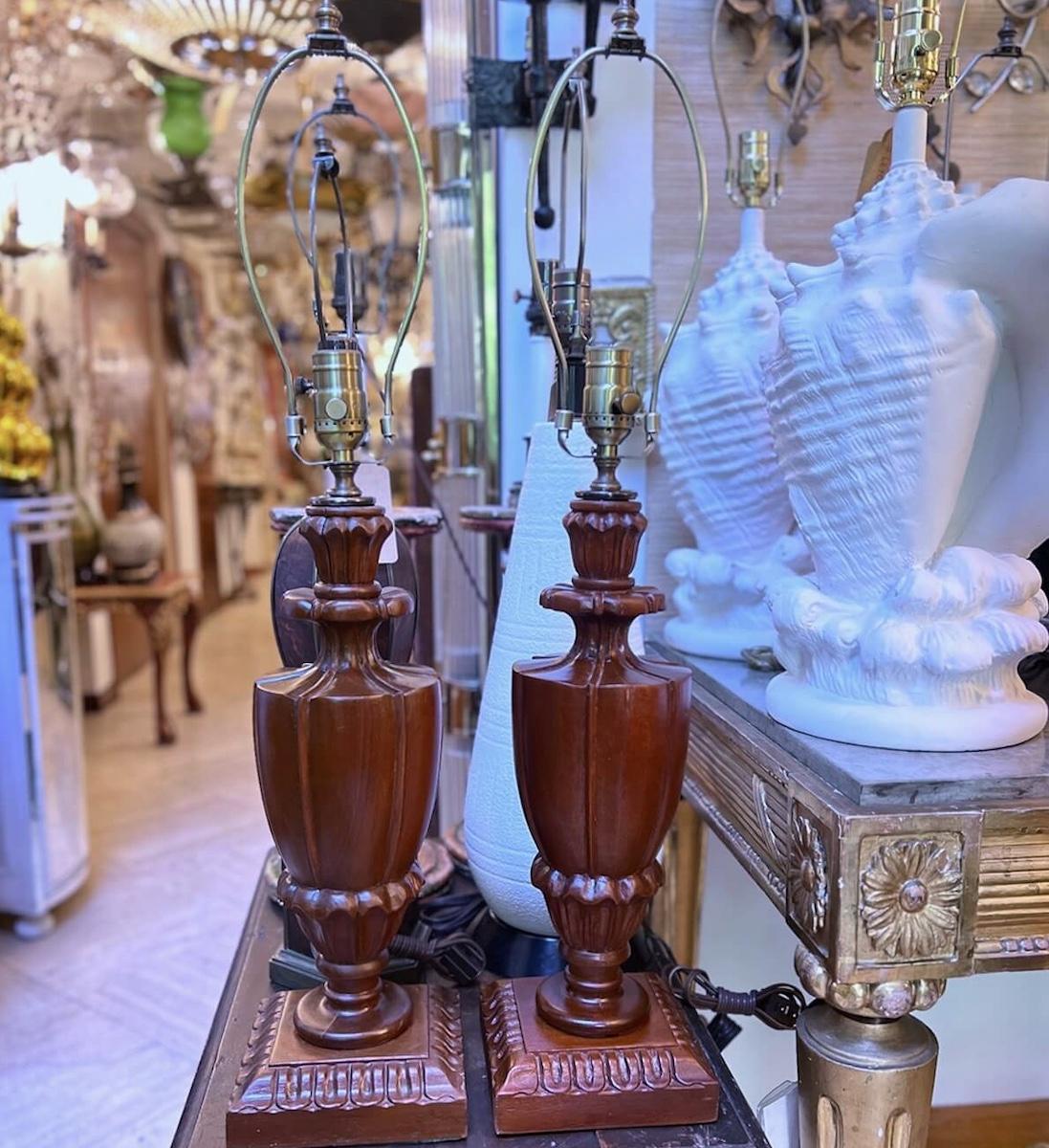 Legno Coppia di lampade in Wood intagliato in vendita