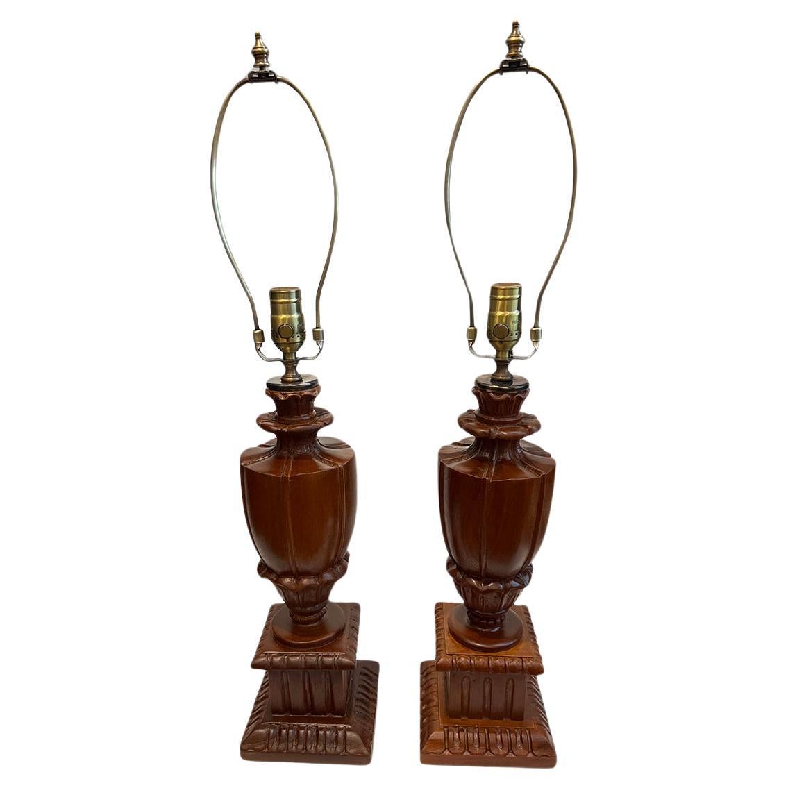 Paar geschnitzte Wood Wood Lampen