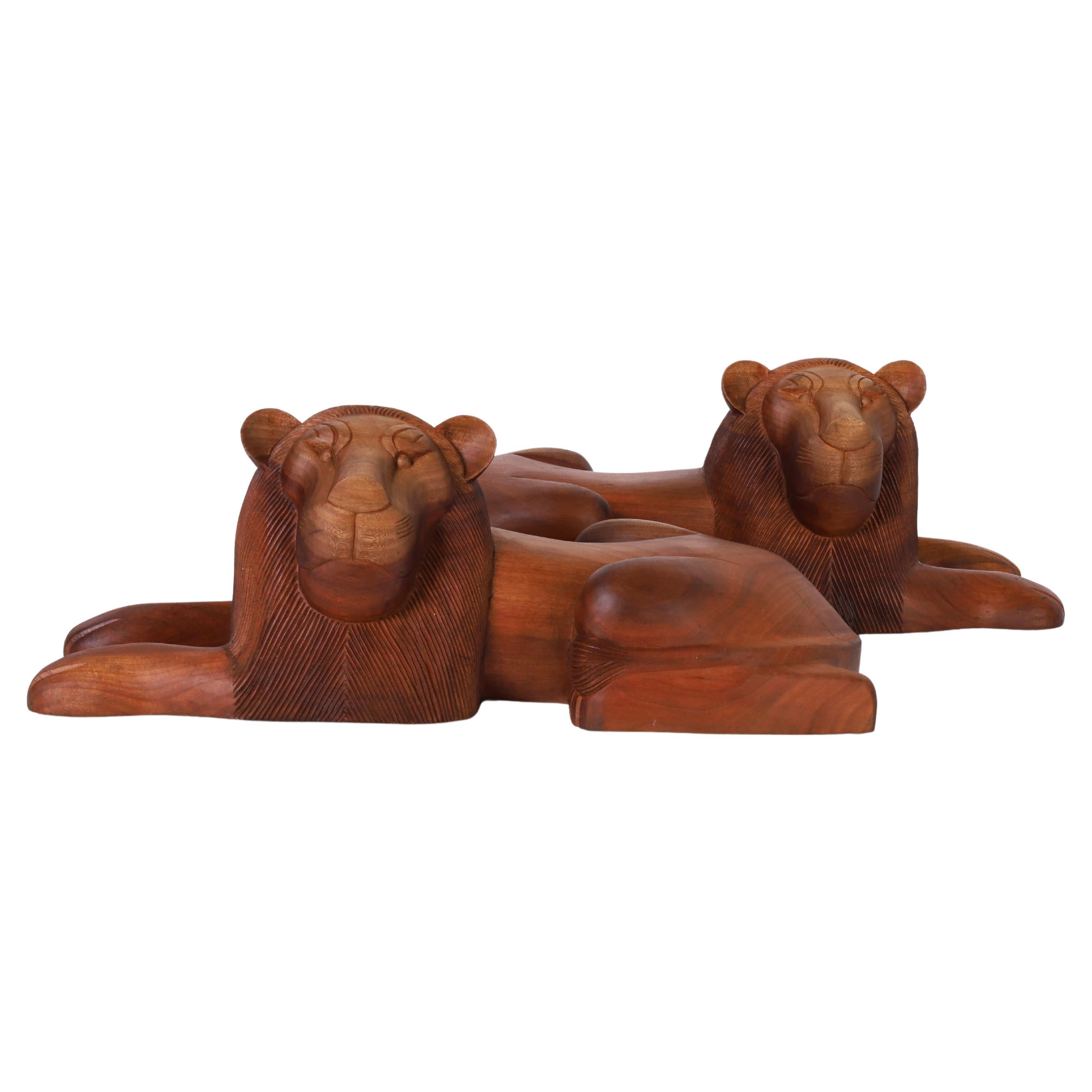 Paire de  Lions en bois sculptés de  Minas Gerais en vente