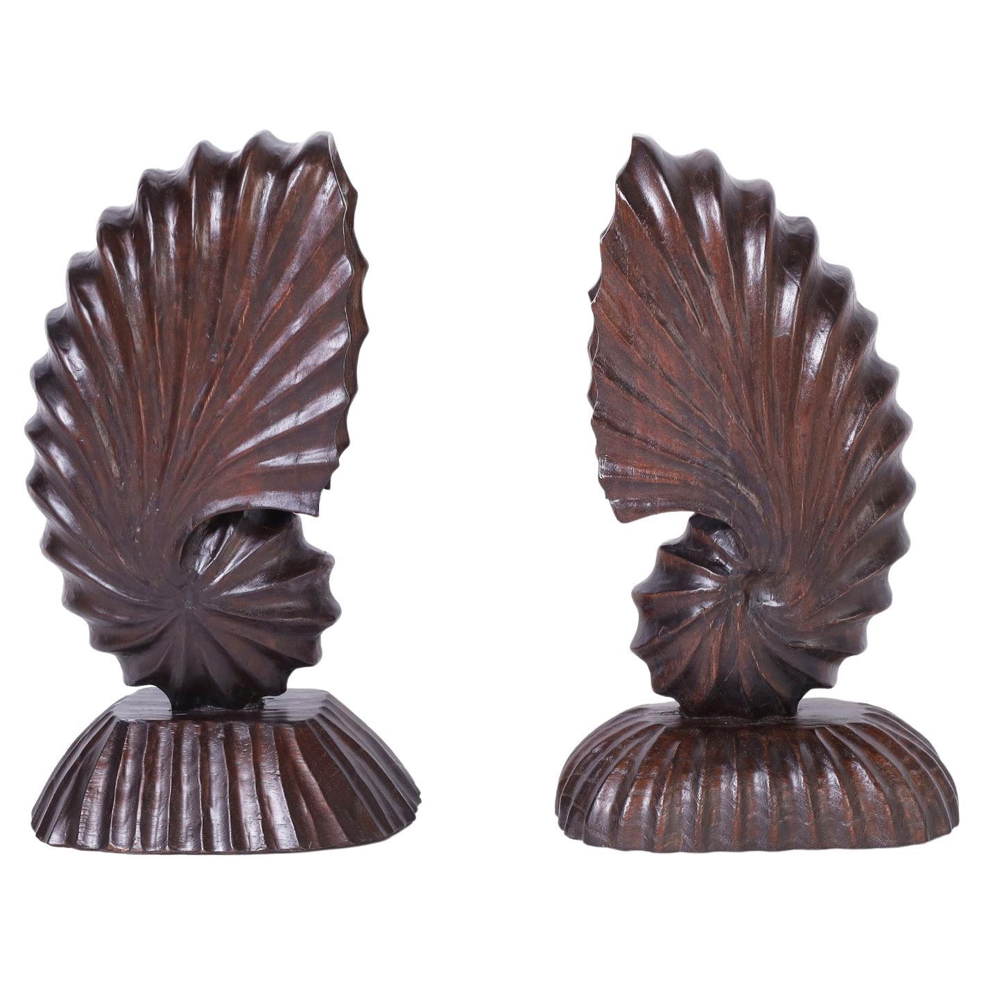 Paire de coquillages de Nautilus en bois sculpté