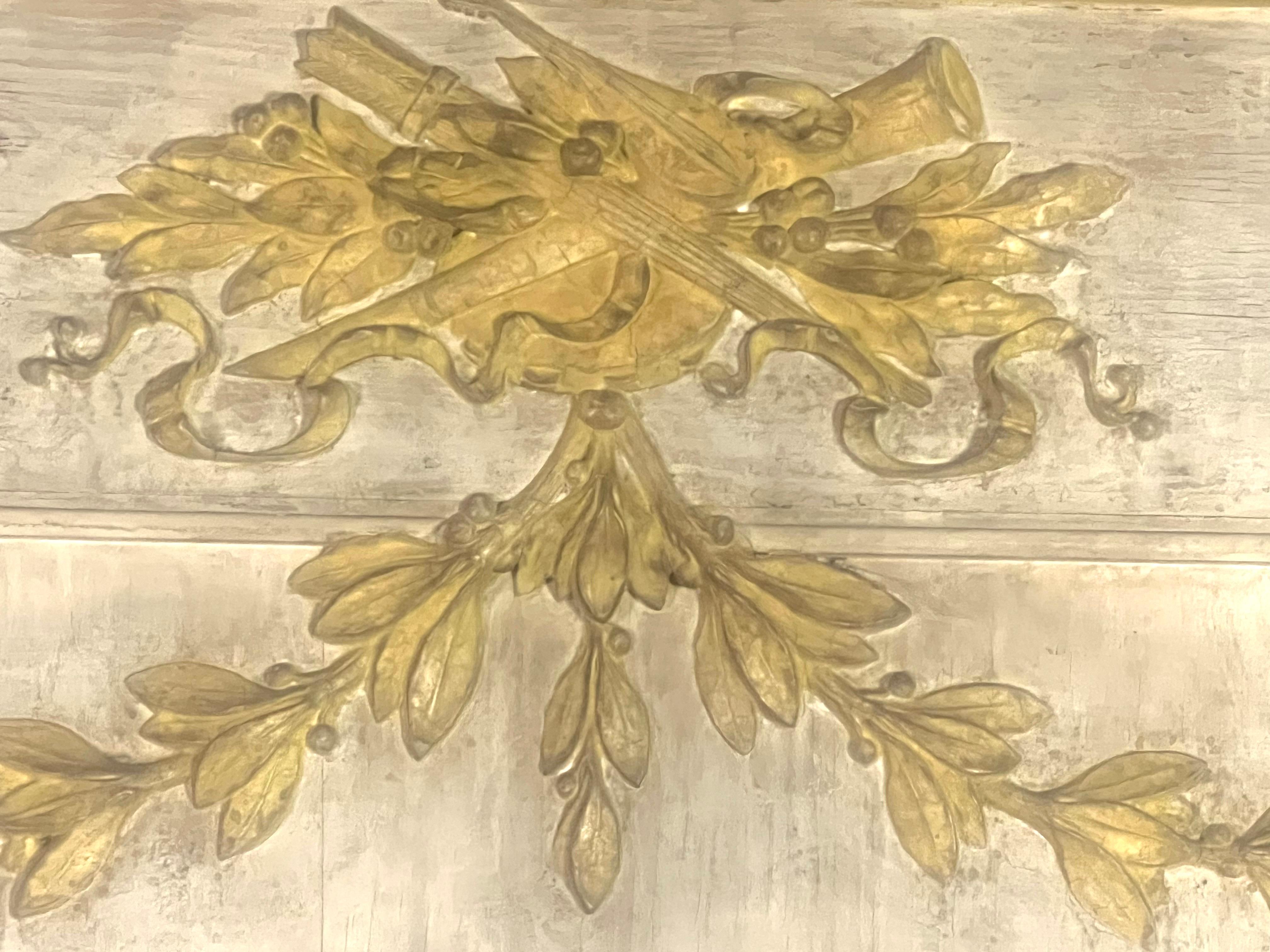 Francese Coppia di specchi Trumeau in legno intagliato e dipinto C.C. 1930 in vendita