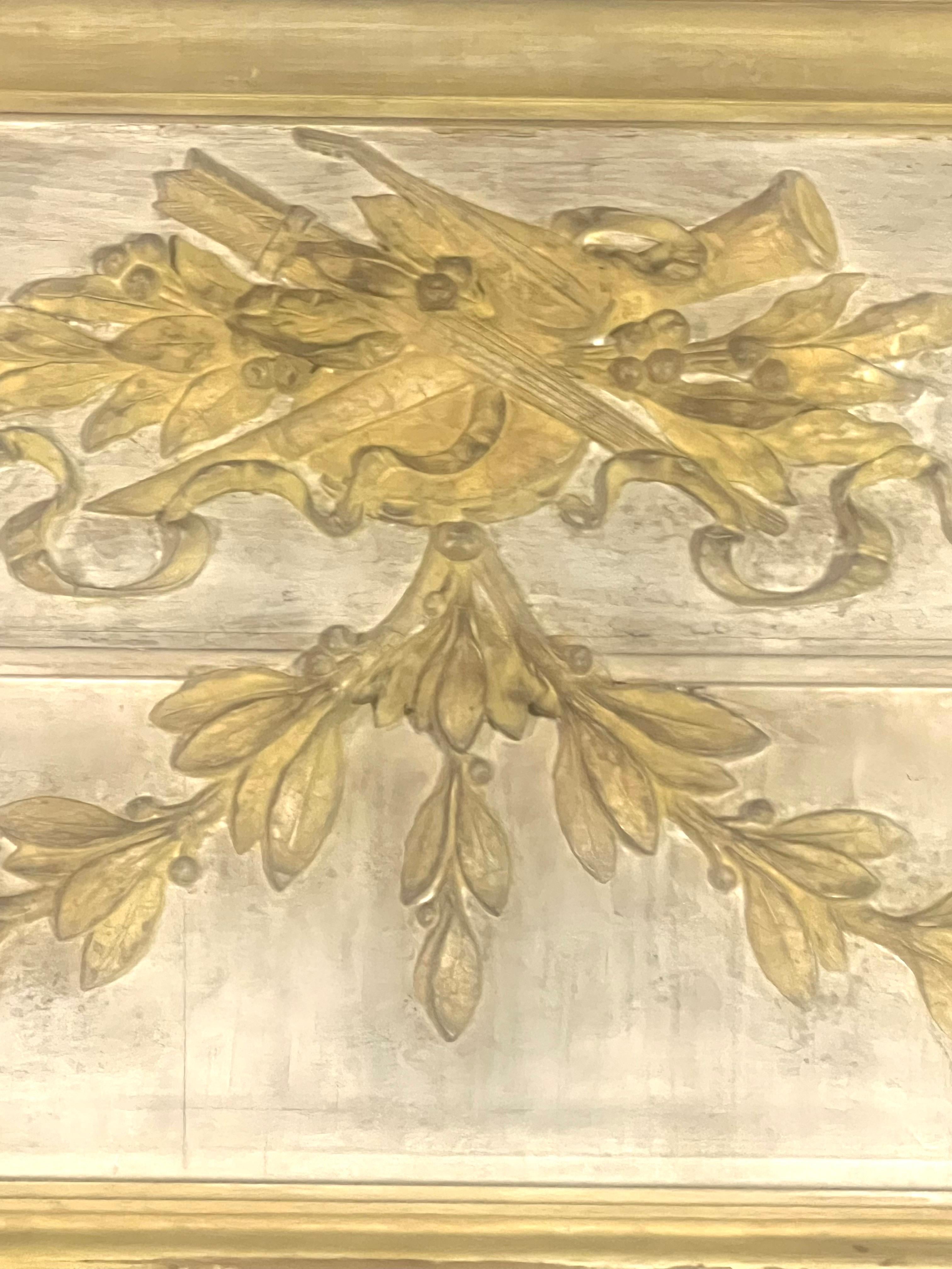 Dipinto a mano Coppia di specchi Trumeau in legno intagliato e dipinto C.C. 1930 in vendita