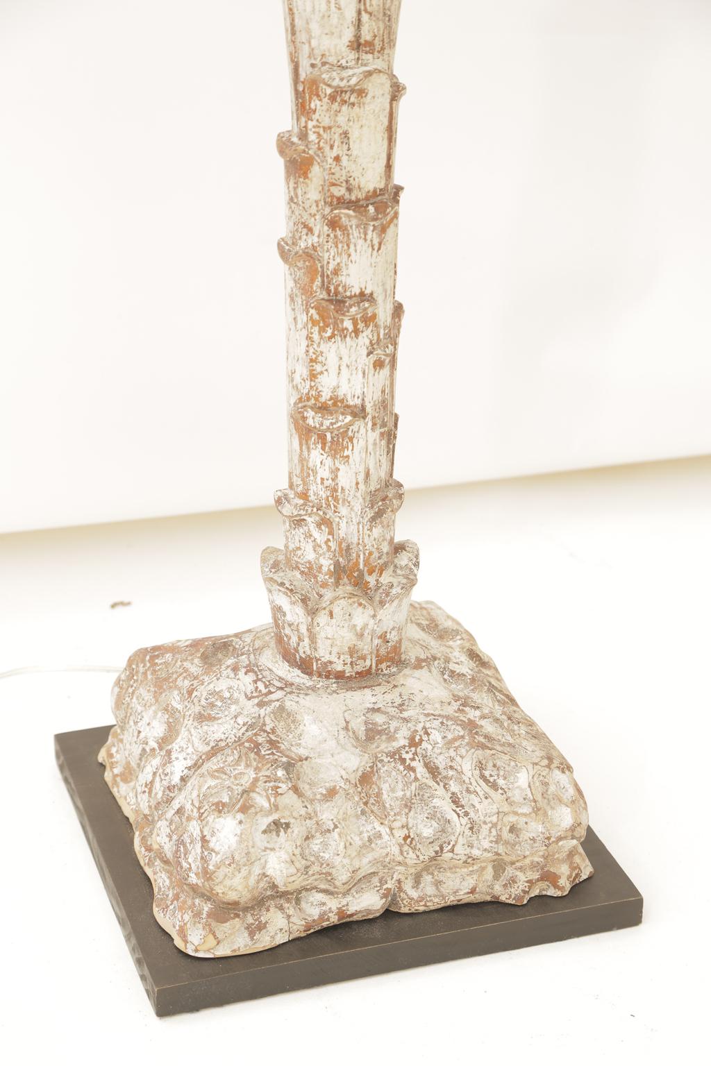 Sculpté à la main Paire de lampes de bureau en bois sculpté en forme de palmier en vente