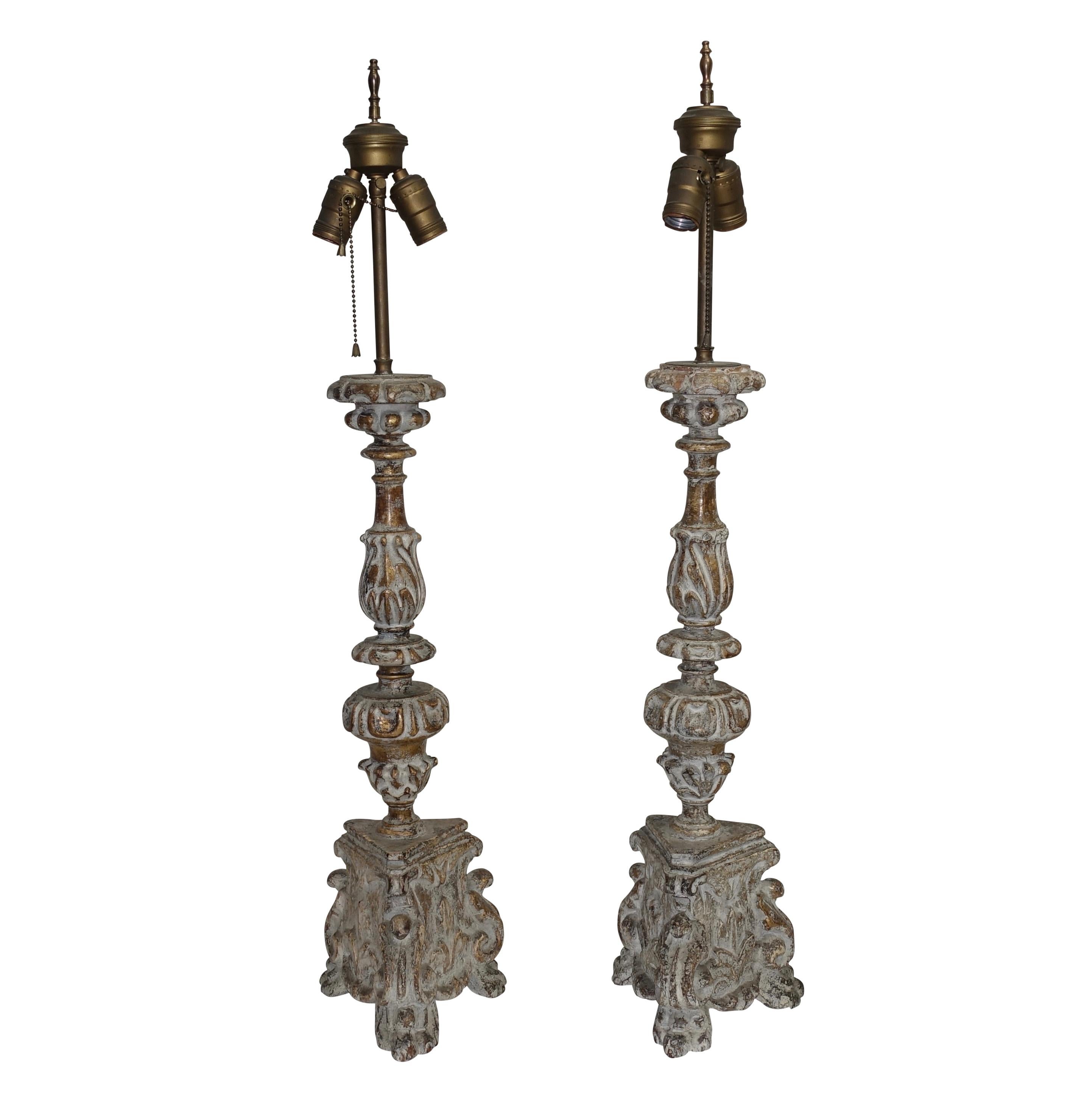 Ein Paar stark geschnitzte Kerzenständer, jetzt als Lampen verdrahtet, mit einem Finish des späteren 20. Frankreich, um 1780.
Kürzlich neu verkabelt mit Doppelsteckdosen. 
Die Lampenschirme sind nicht enthalten.