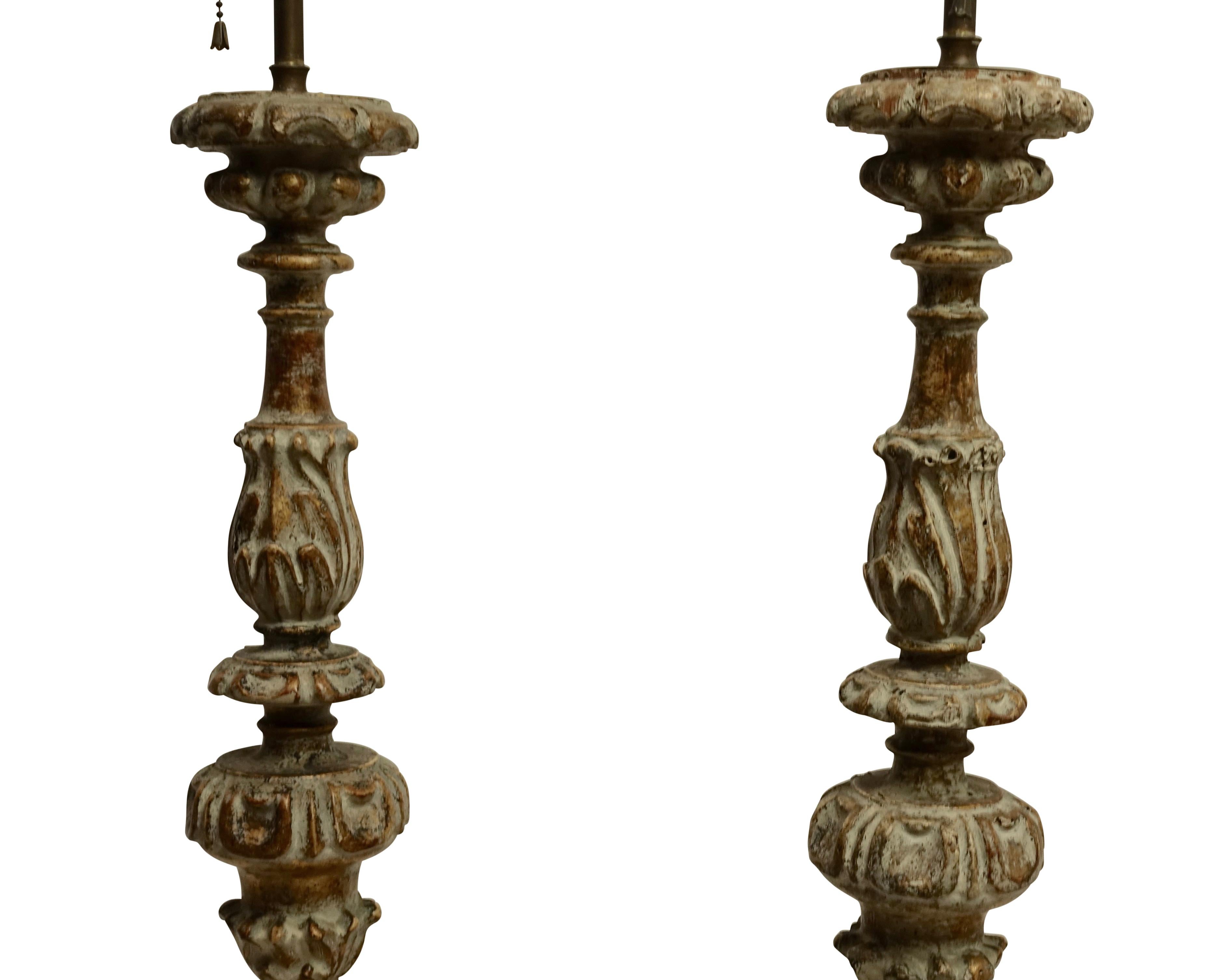 Paar geschnitzte Holz-Kerzenständer-Lampen, französisch, 18. Jahrhundert, um 1780 (Geschnitzt)