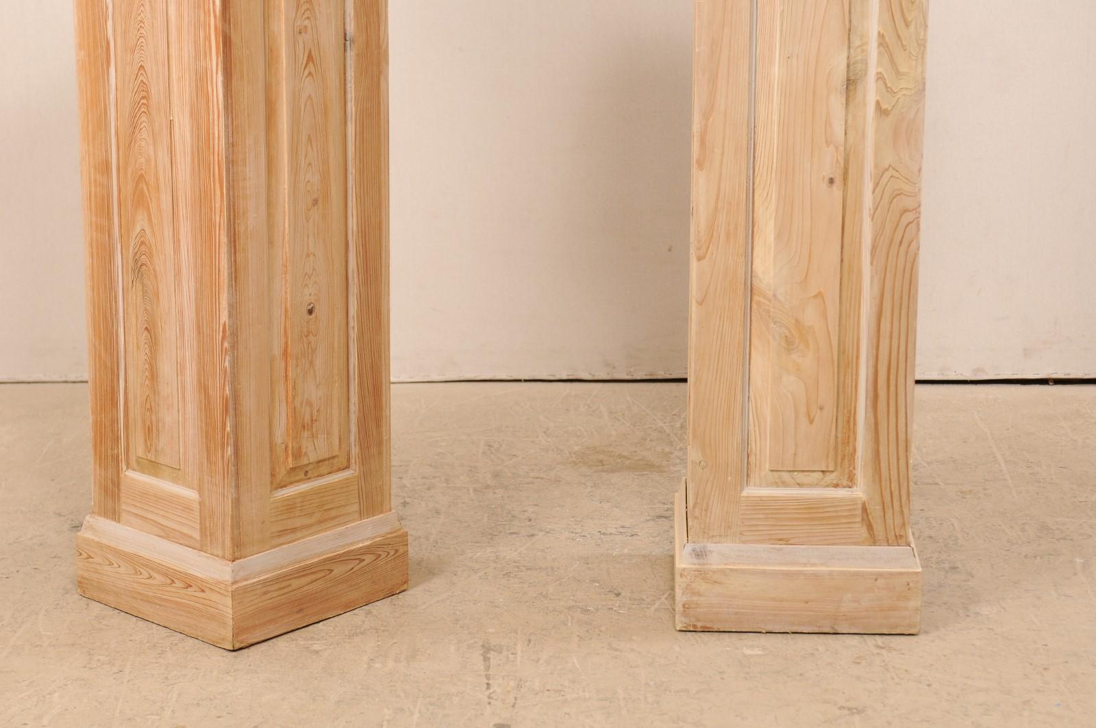 Paire de colonnes carrées à piédestaux en bois sculpté en vente 2