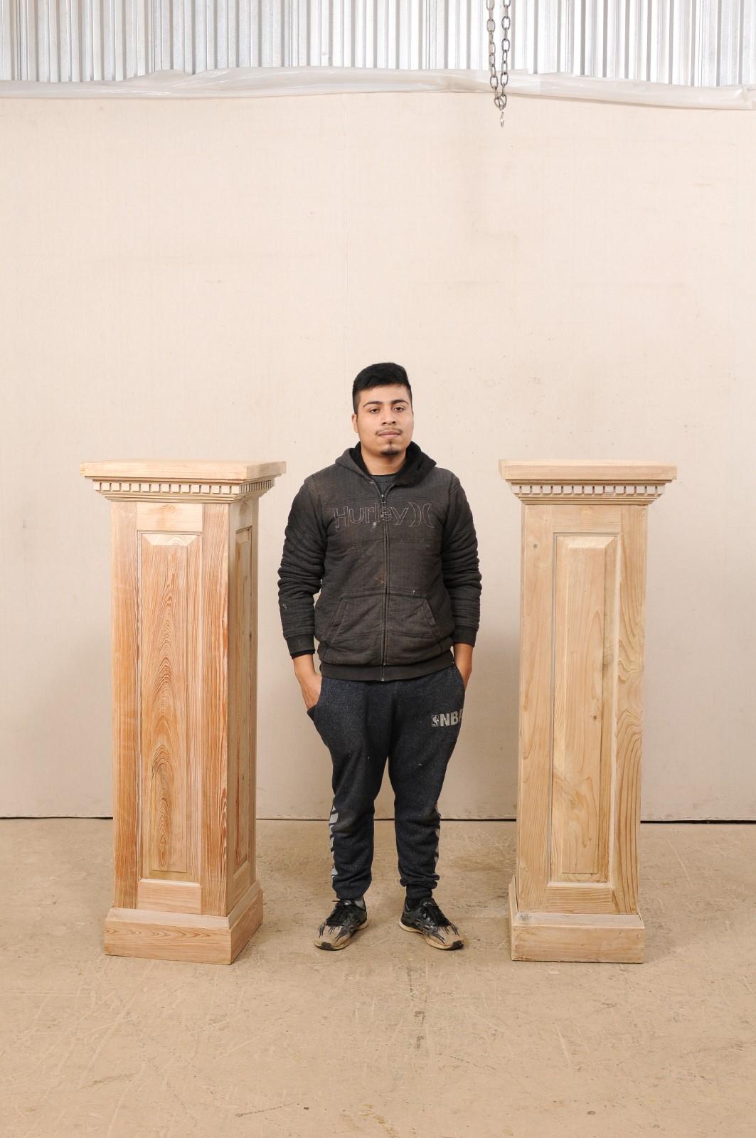 Paar geschnitzte, quadratische Sockelsäulen aus Holz im Angebot 5