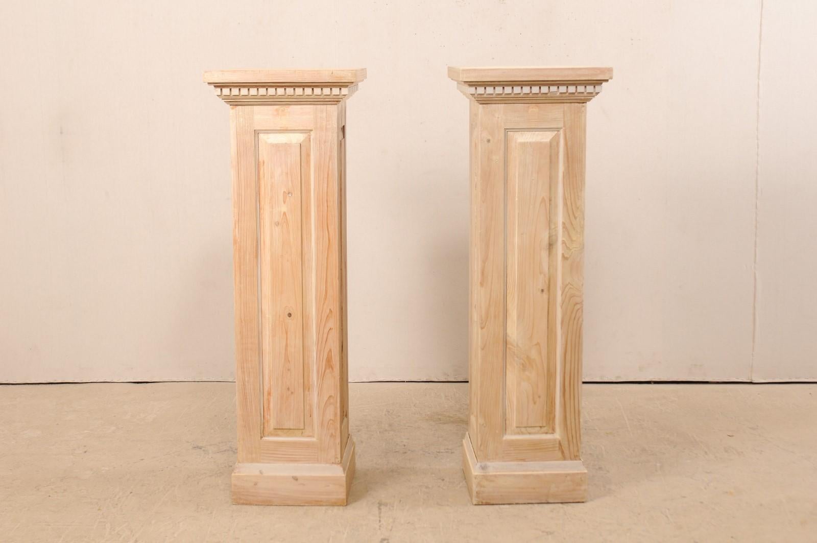 Américain Paire de colonnes carrées à piédestaux en bois sculpté en vente