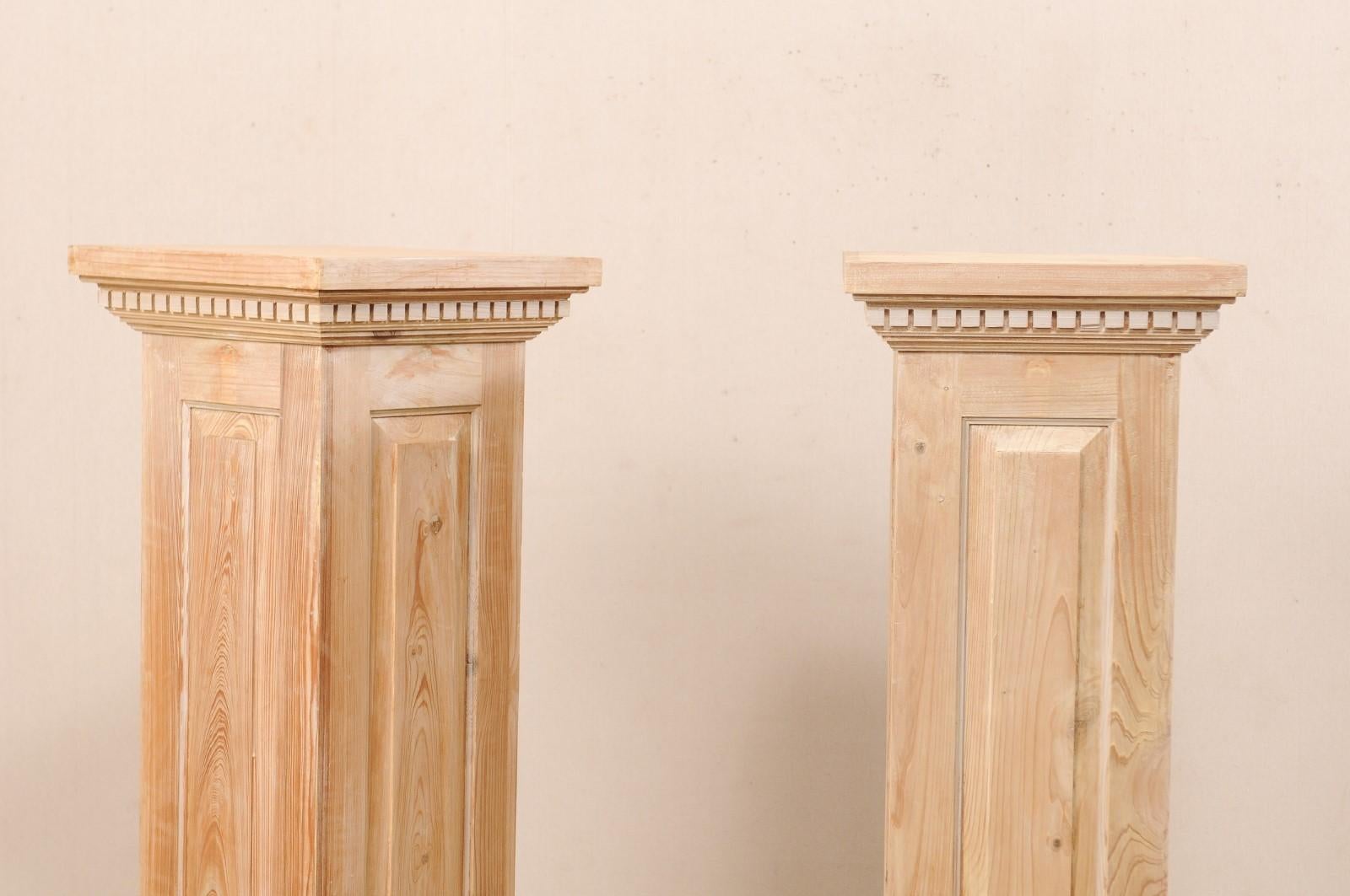 Paar geschnitzte, quadratische Sockelsäulen aus Holz im Zustand „Gut“ im Angebot in Atlanta, GA