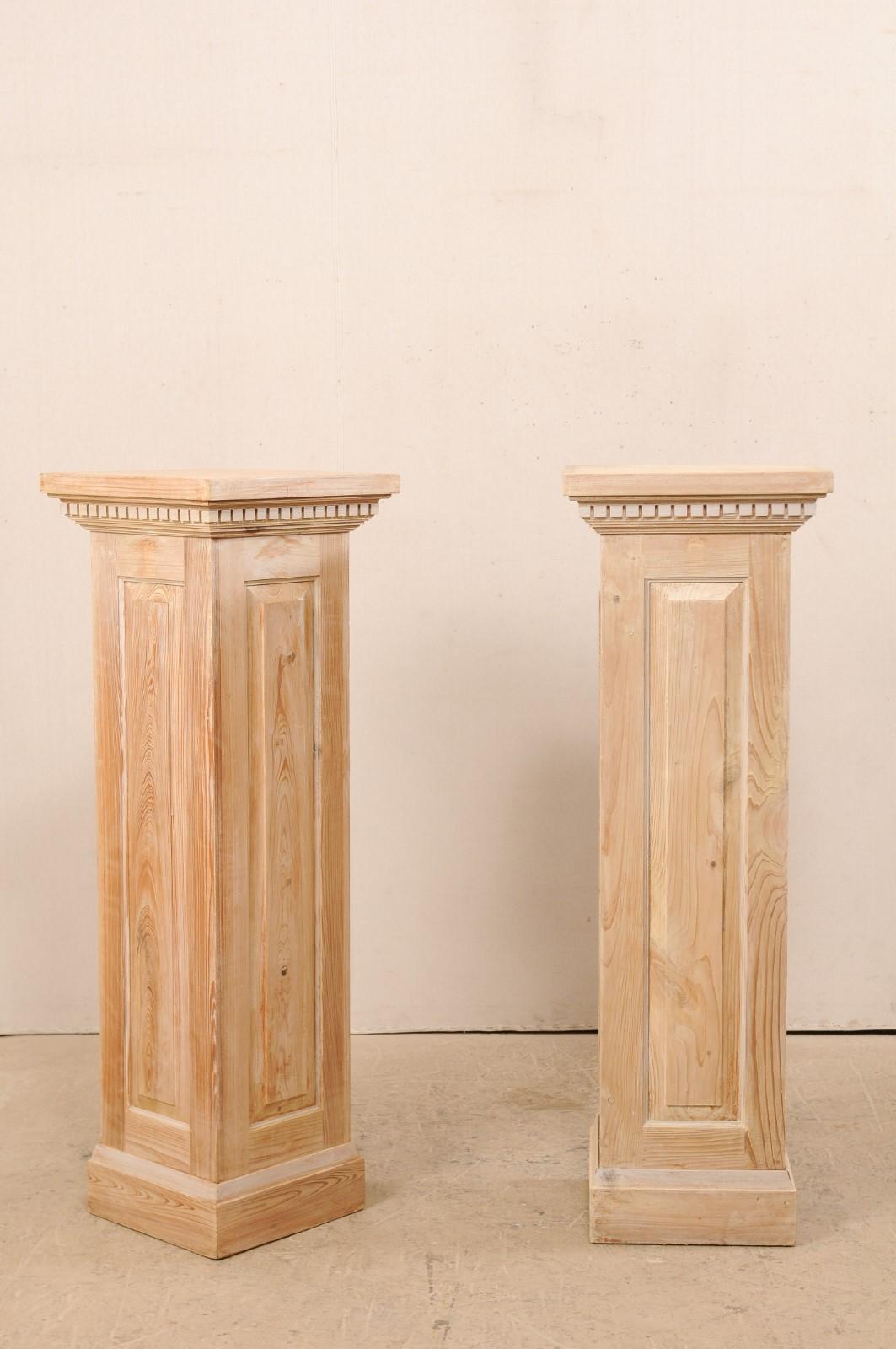 Paar geschnitzte, quadratische Sockelsäulen aus Holz im Angebot 1
